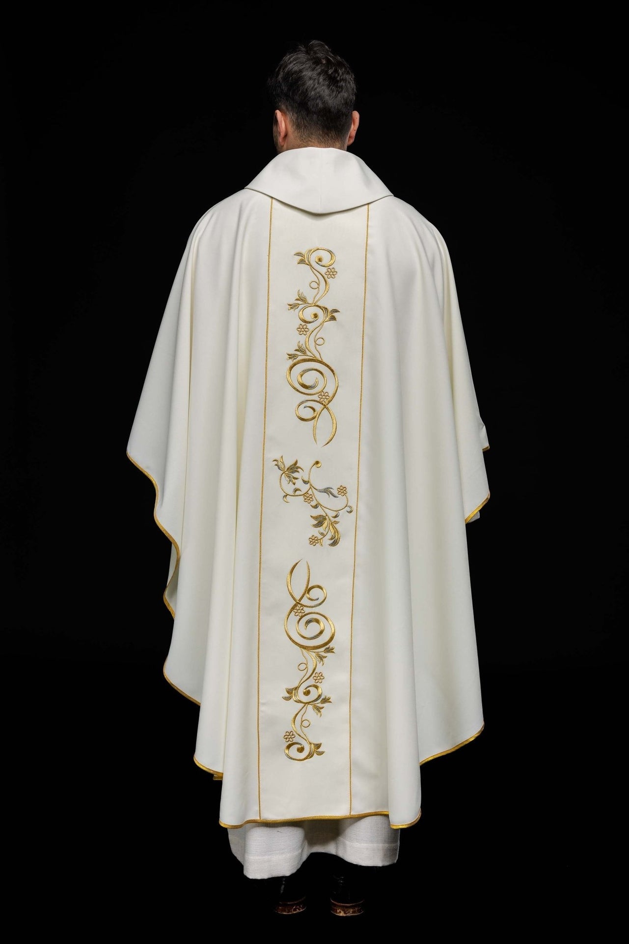 Ornat haftowany z wizerunkiem Świętej Faustyny