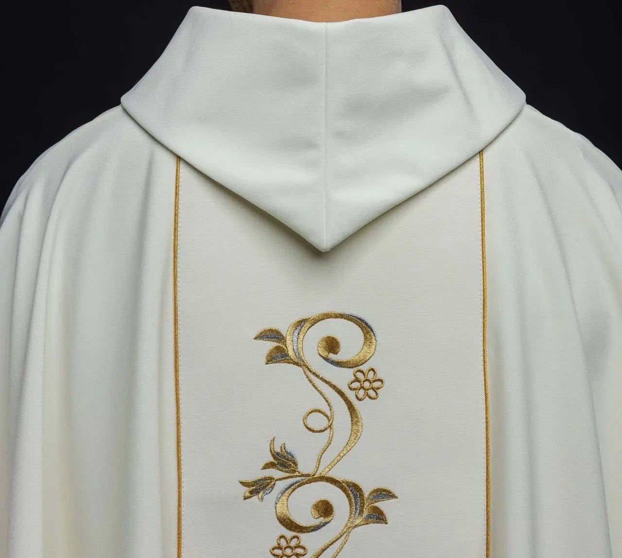 Chasuble brodée représentant la Sainte Trinité
