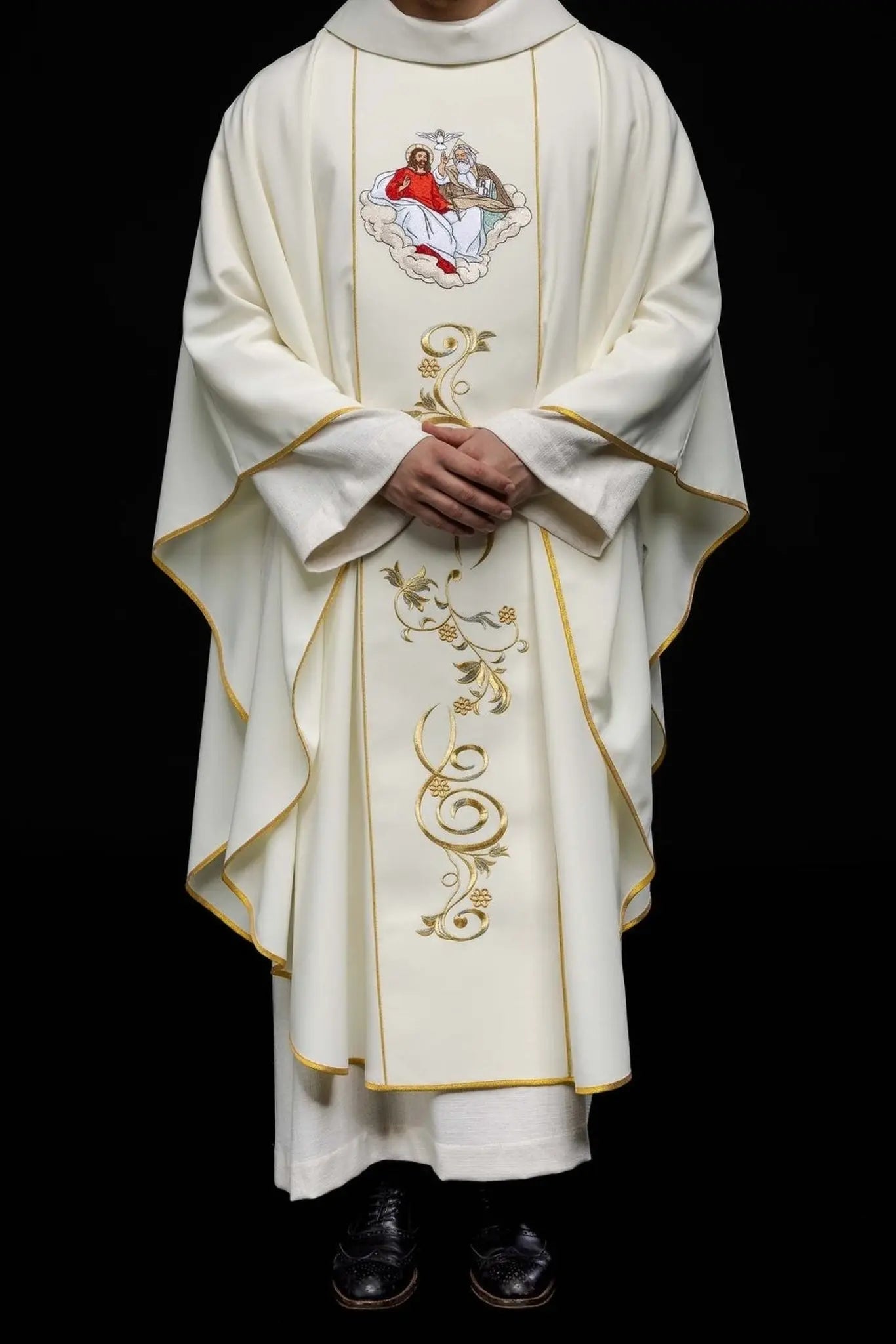 Chasuble brodée représentant la Sainte Trinité