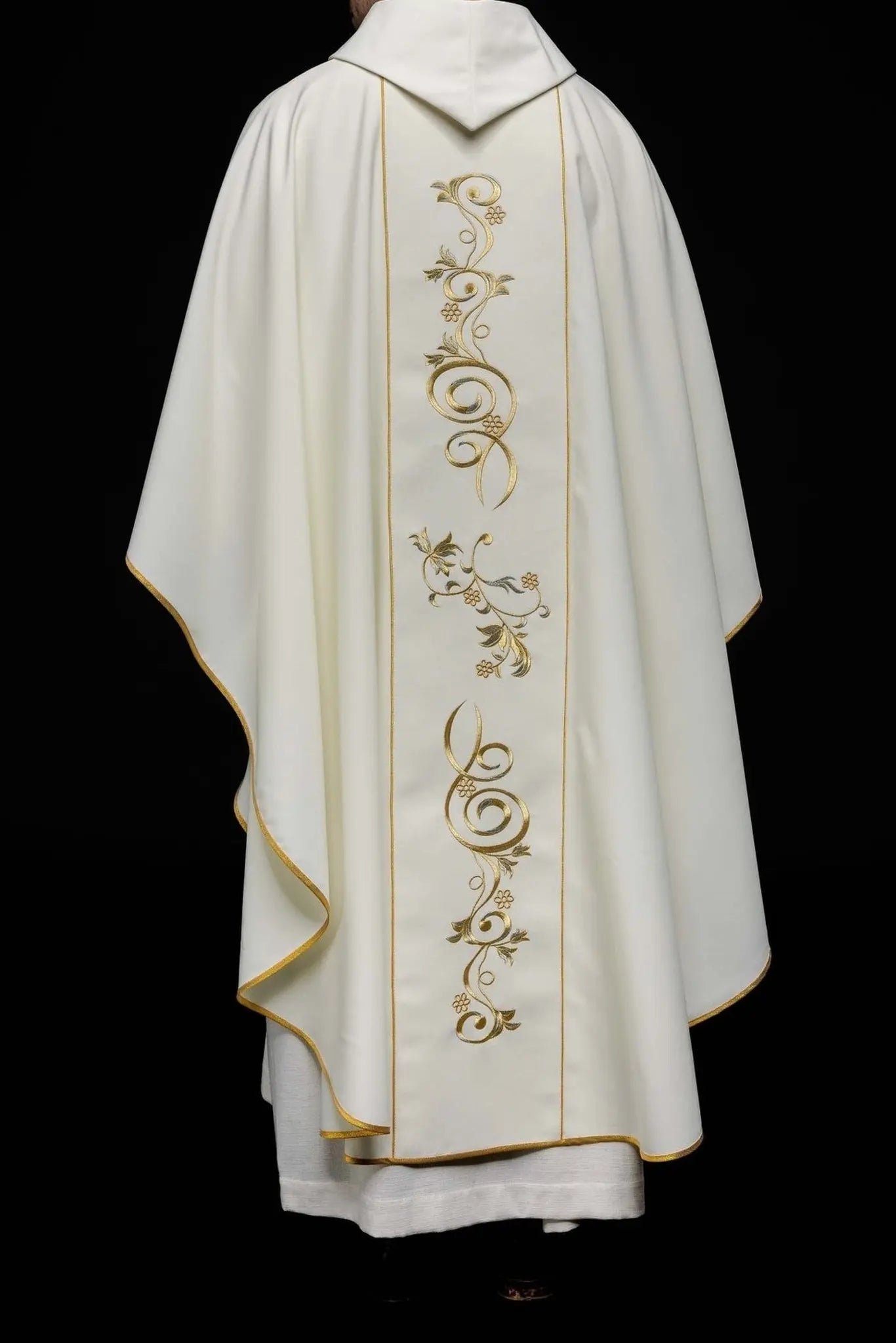 Chasuble brodée représentant la Sainte Trinité