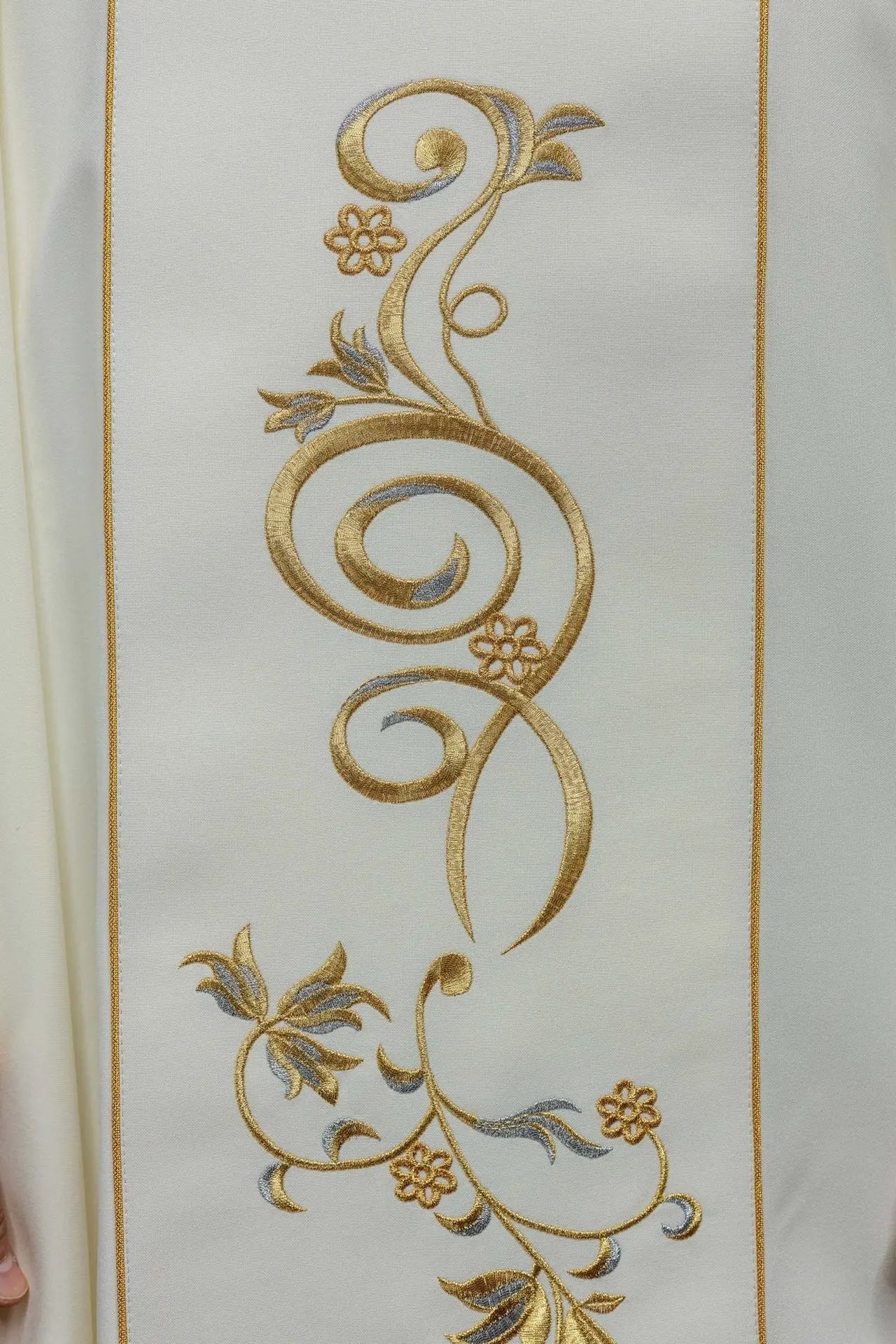 Chasuble brodée représentant la Sainte Trinité