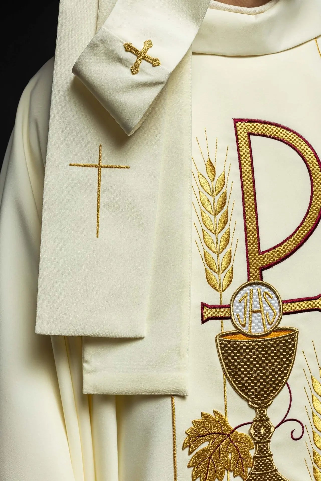 Chasuble brodée avec motif calice IHS en écru