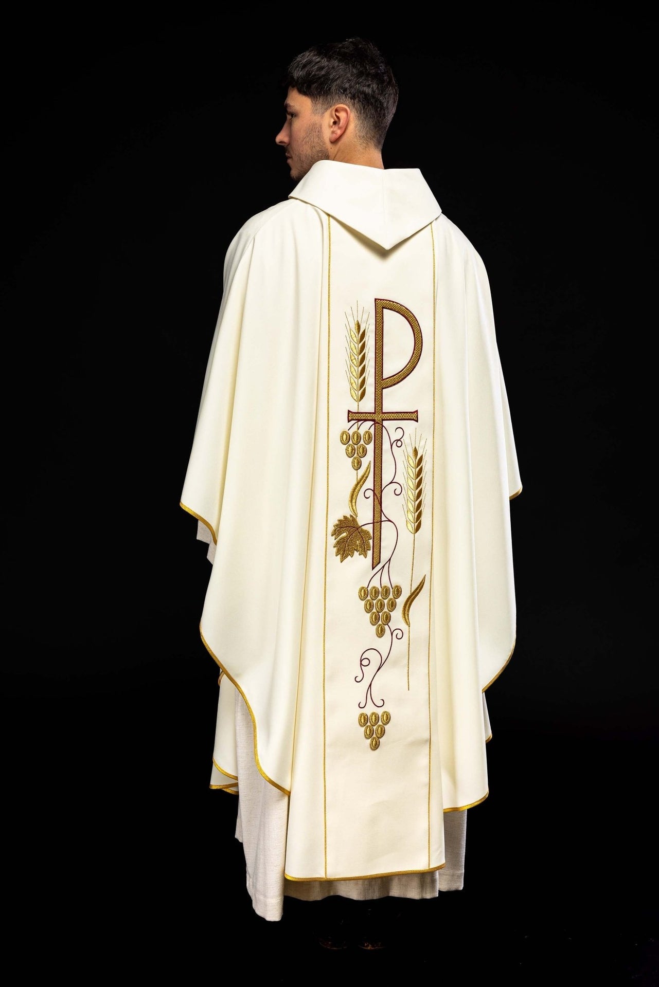 Ornat haftowany z wzorem Kielicha IHS w kolorze ecru