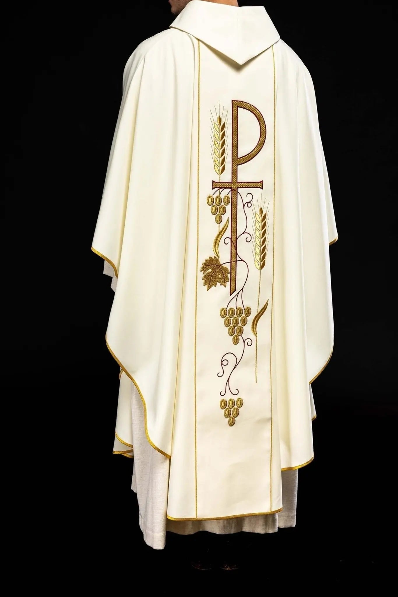 Chasuble brodée avec motif calice IHS en écru