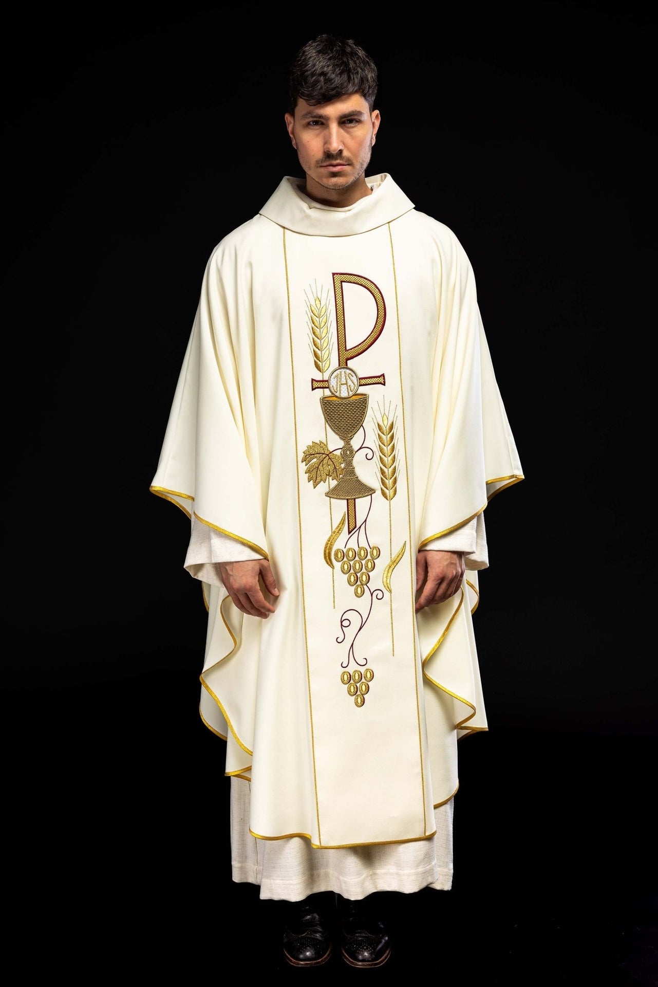 Ornat haftowany z wzorem Kielicha IHS w kolorze ecru