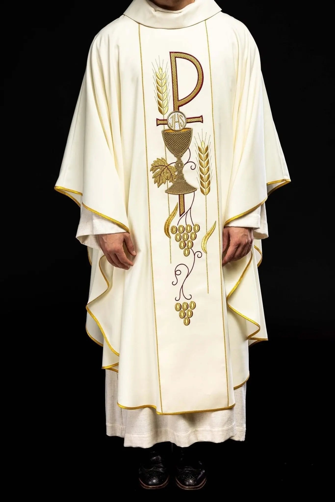 Chasuble brodée avec motif calice IHS en écru