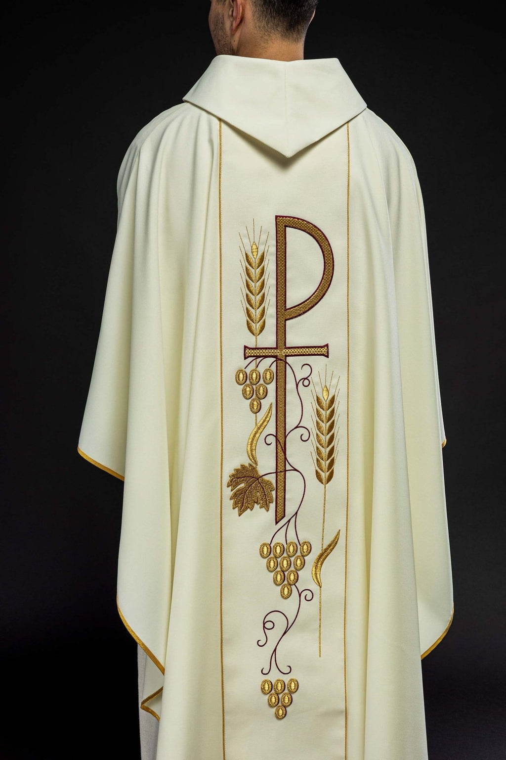 Ornat haftowany z wzorem Kielicha IHS w kolorze ecru