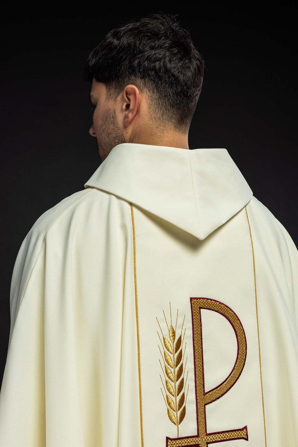 Ornat haftowany z wzorem Kielicha IHS w kolorze ecru