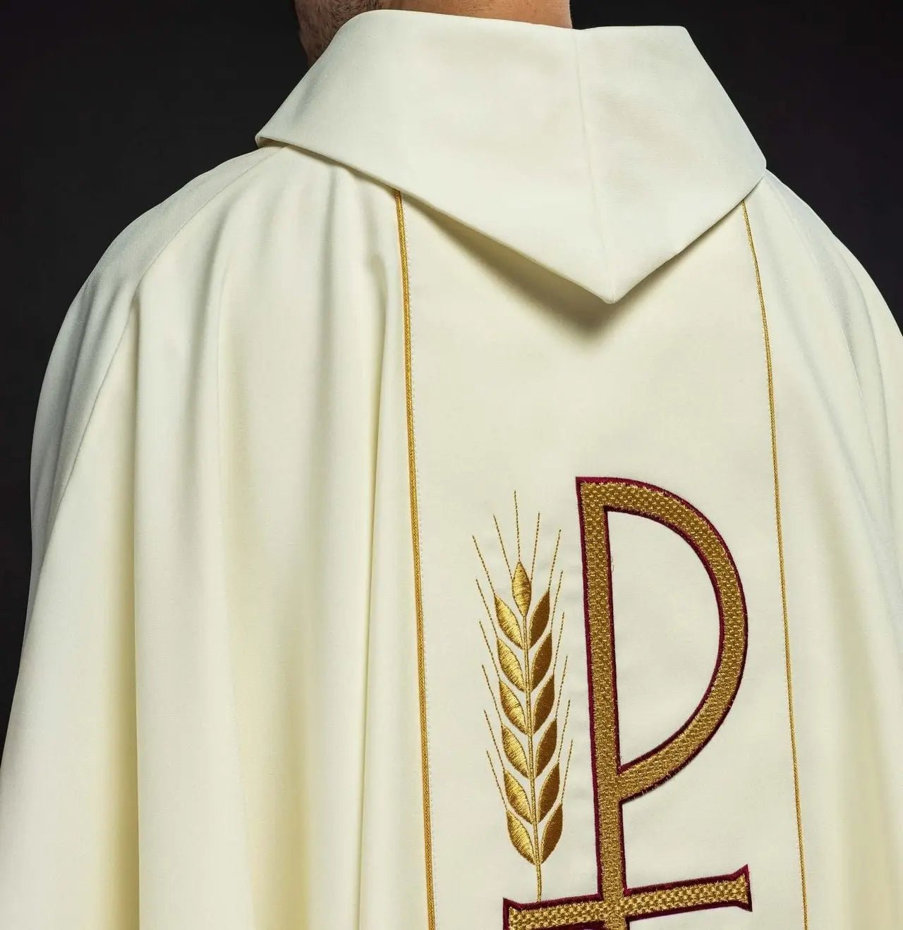 Chasuble brodée avec motif calice IHS en écru