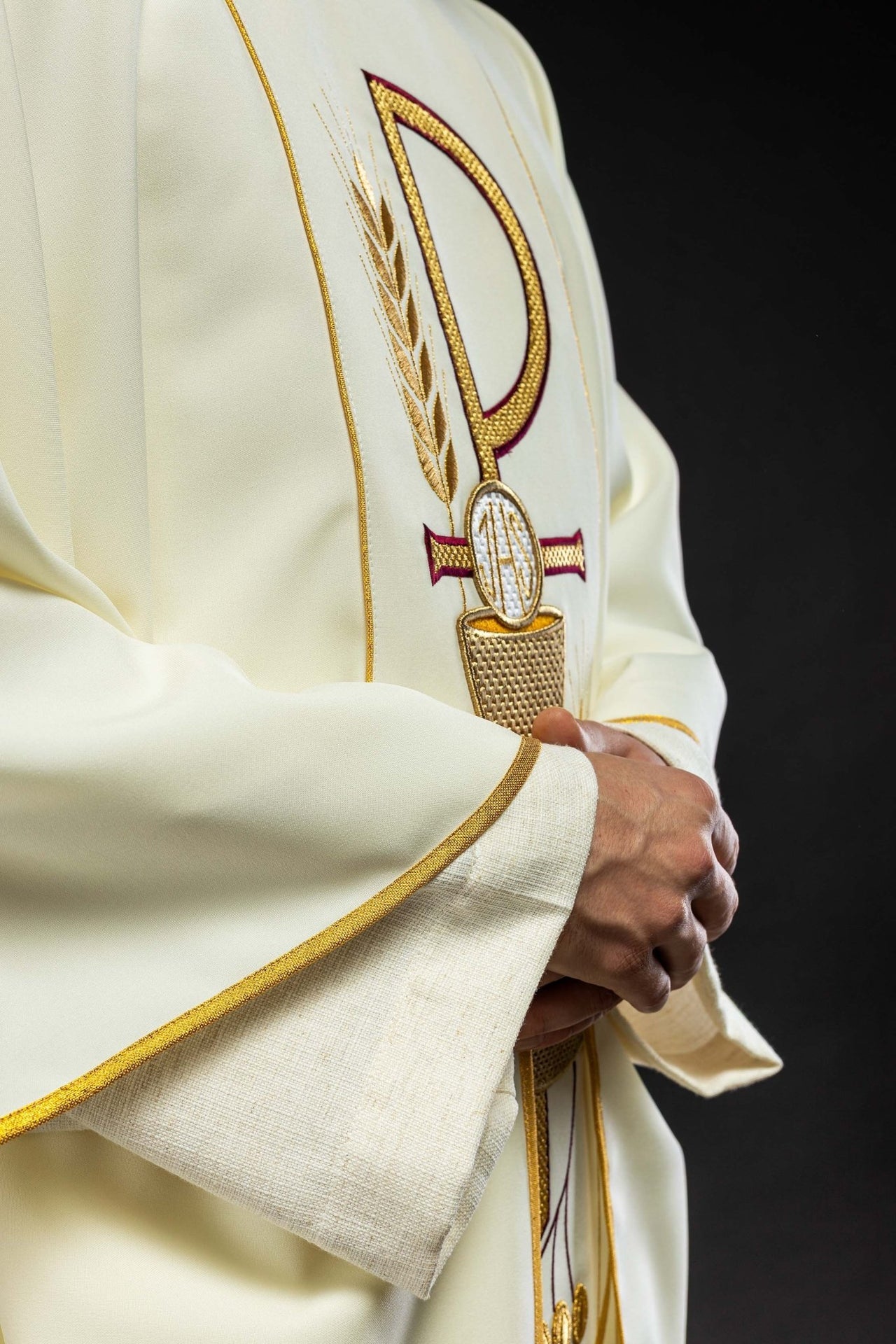 Ornat haftowany z wzorem Kielicha IHS w kolorze ecru