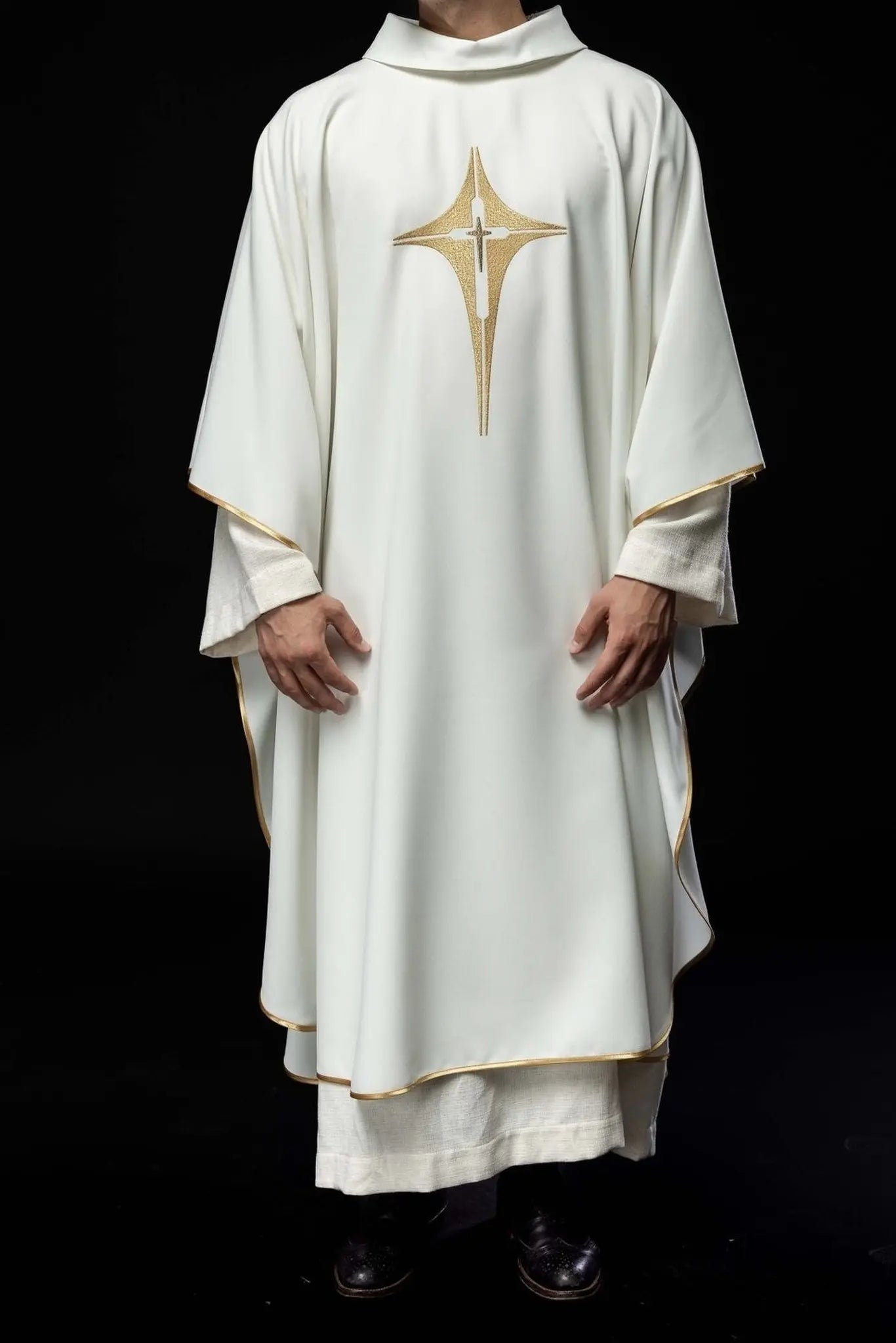 Chasuble brodée avec motif de croix