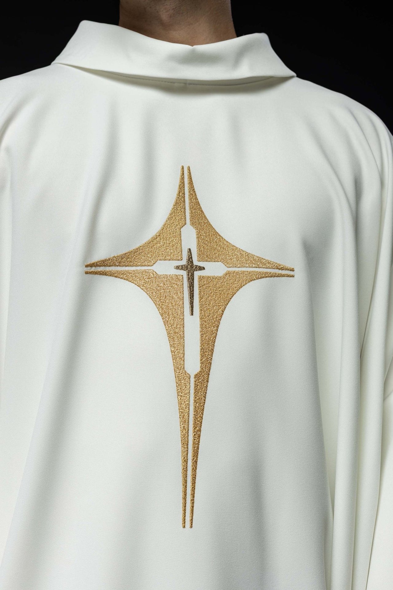 Ornat haftowany z wzorem krzyża