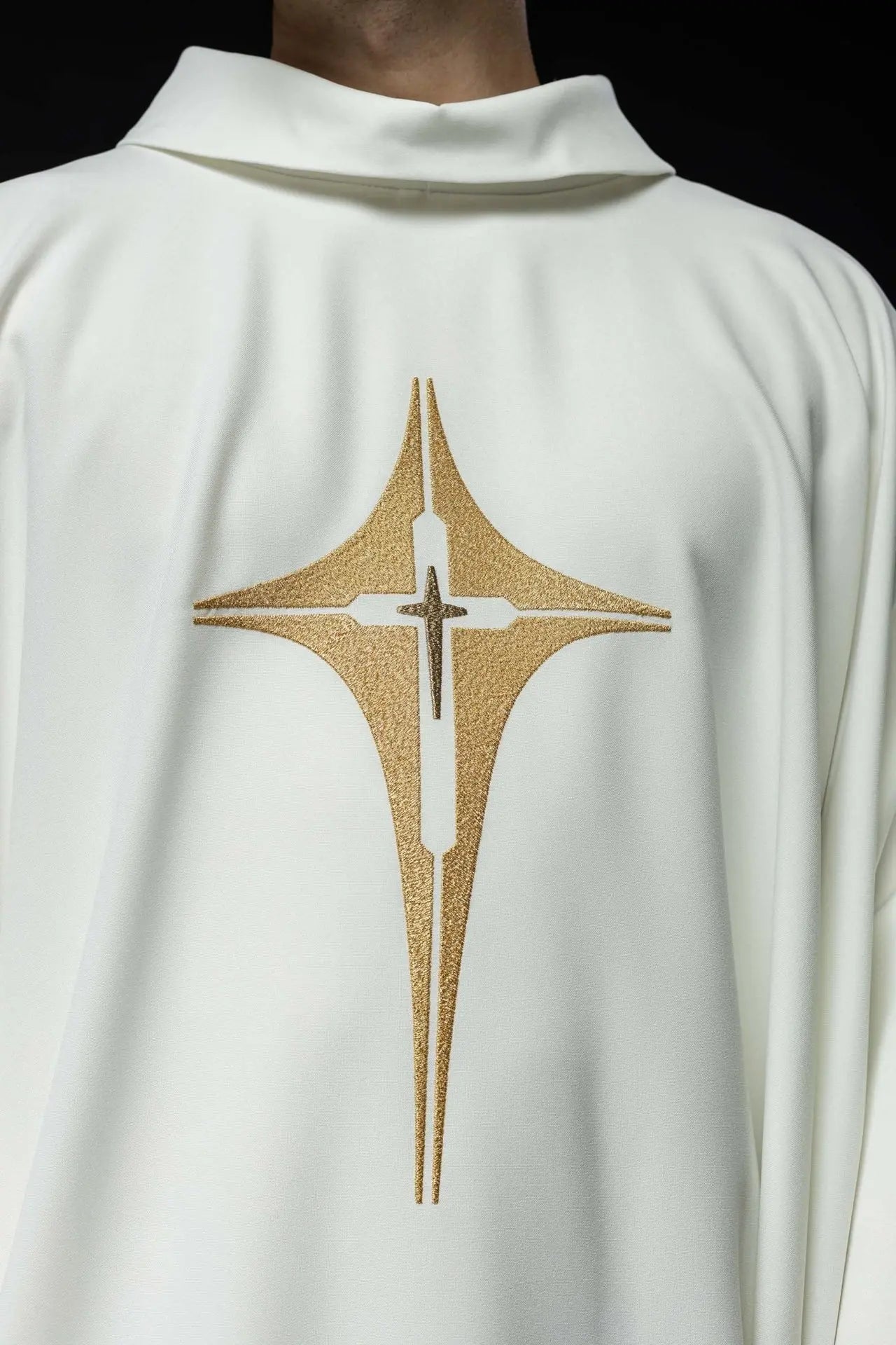Chasuble brodée avec motif de croix