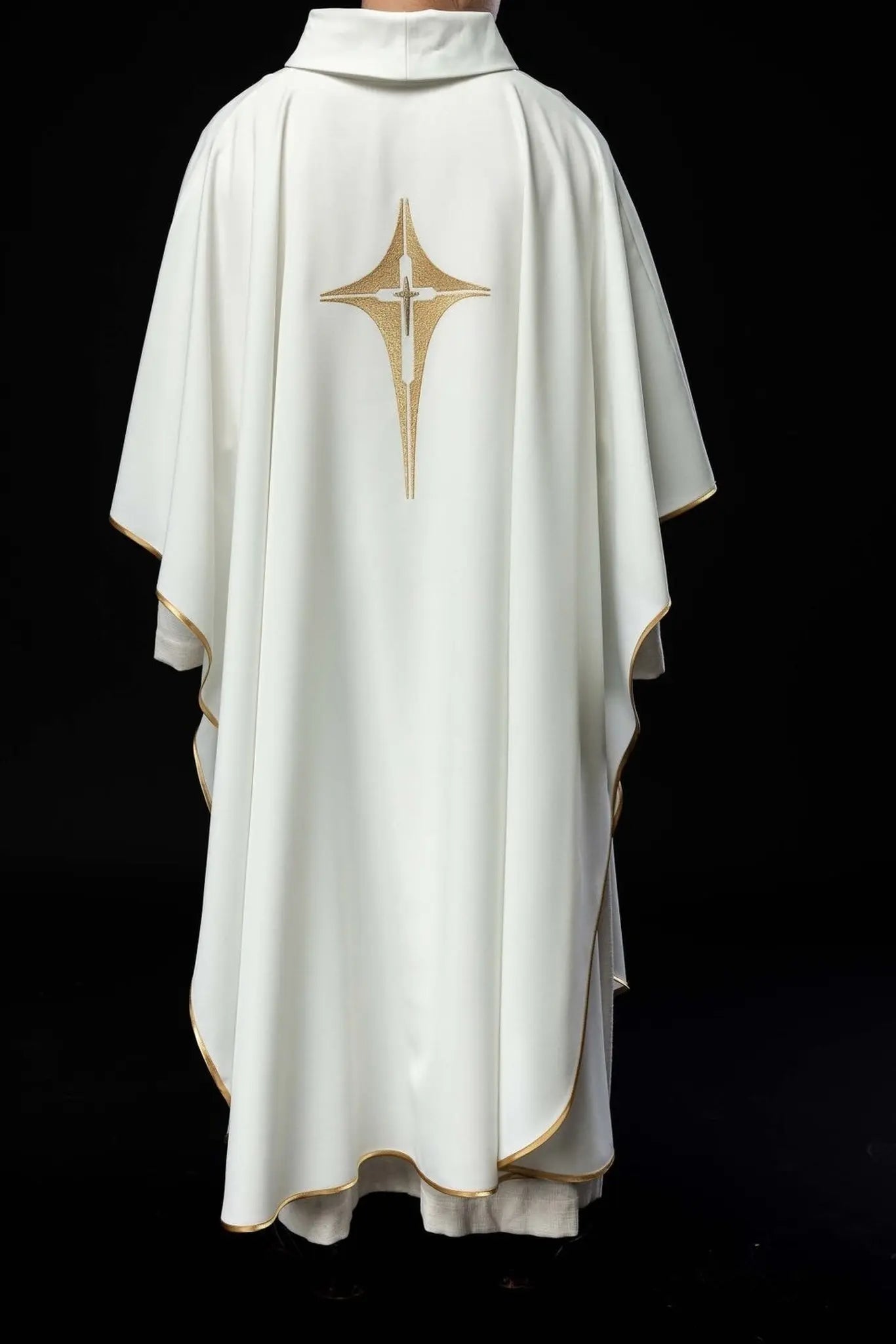 Chasuble brodée avec motif de croix