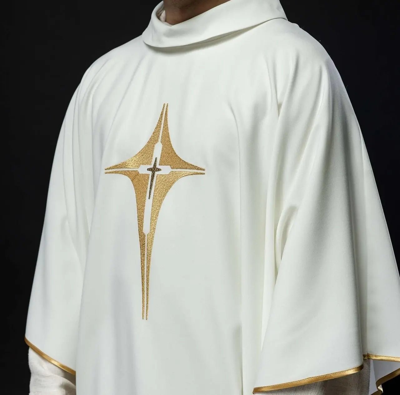 Chasuble brodée avec motif de croix