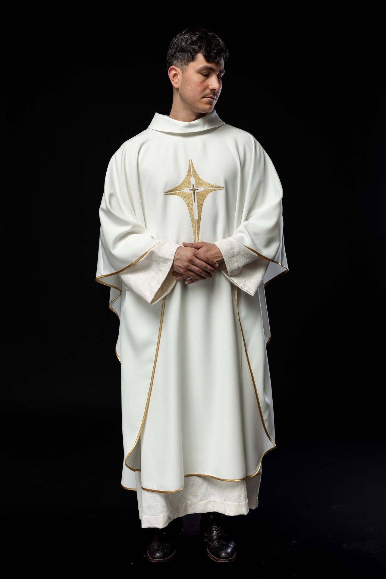 Ornat haftowany z wzorem krzyża