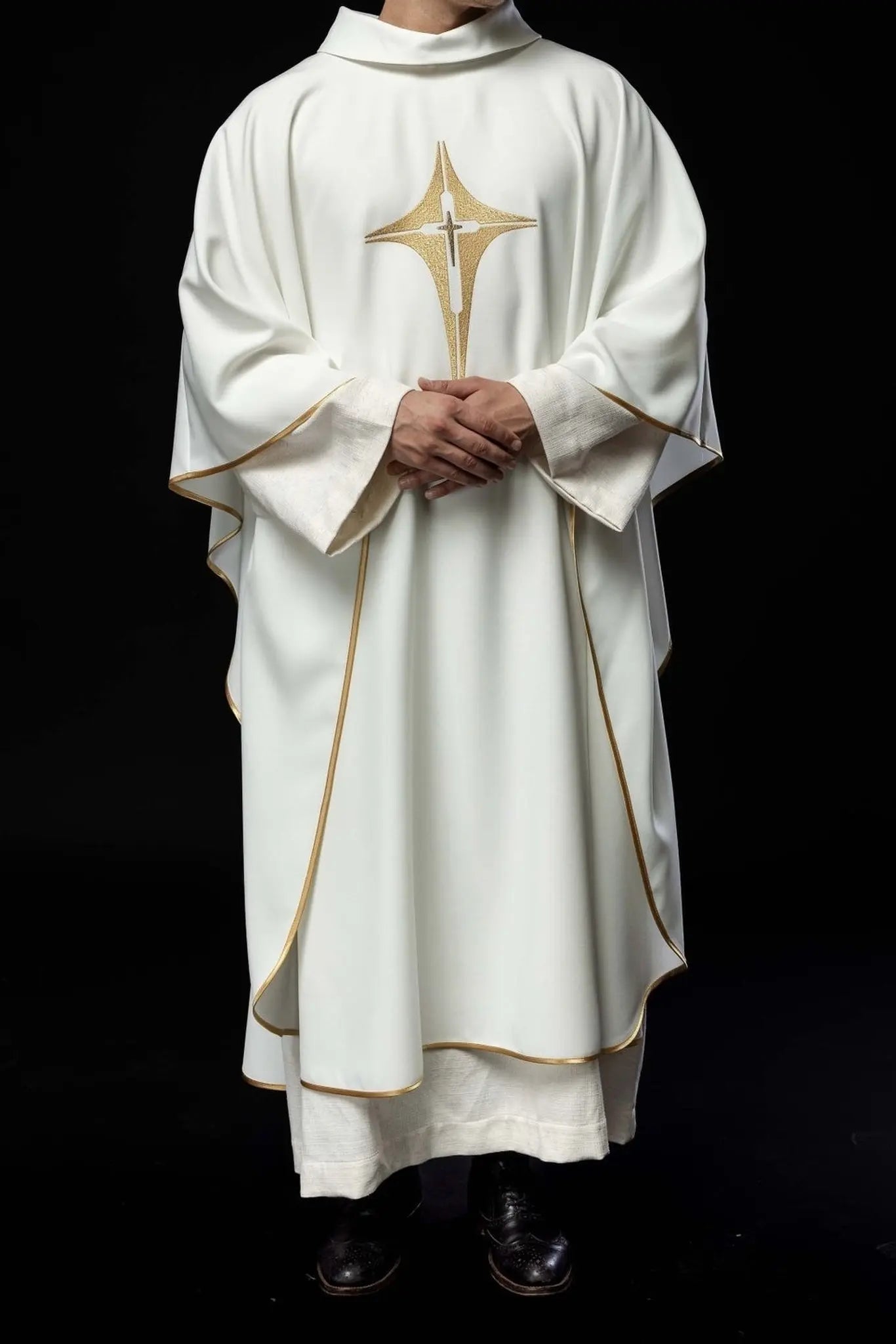 Chasuble brodée avec motif de croix