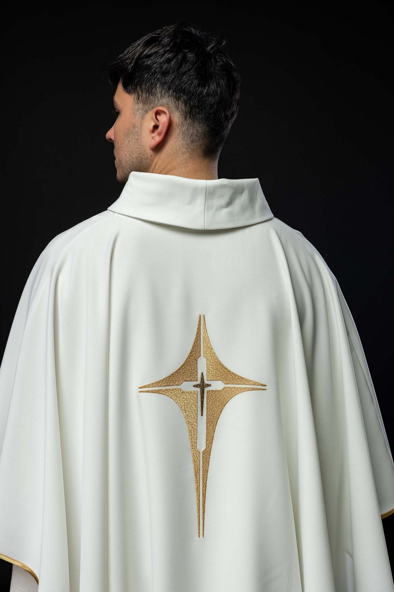 Ornat haftowany z wzorem krzyża