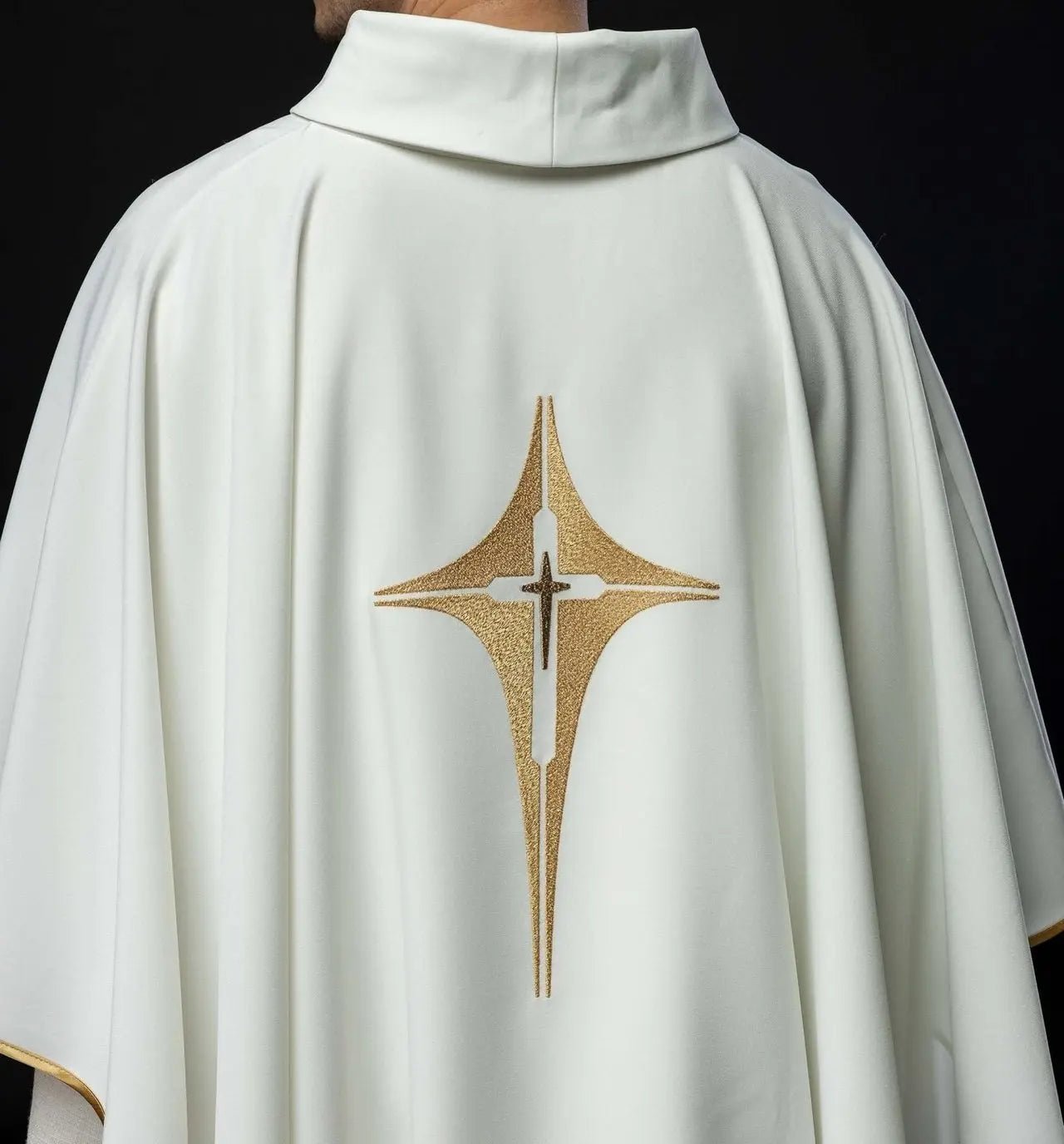 Chasuble brodée avec motif de croix