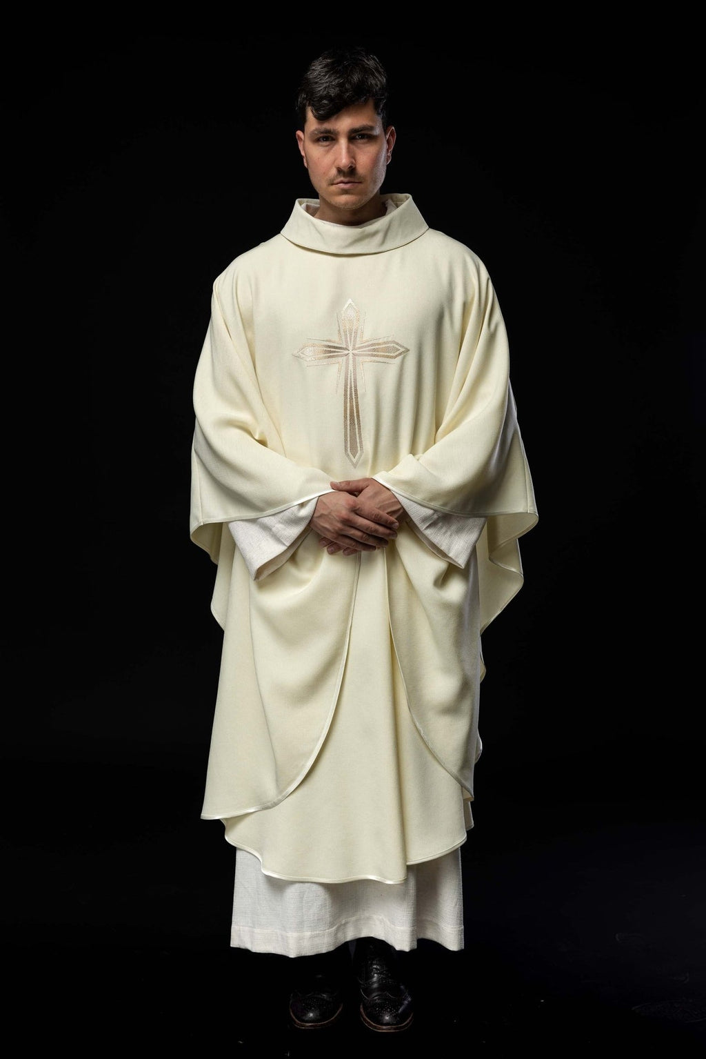 Ornat haftowany z wzorem Krzyża kolor ecru