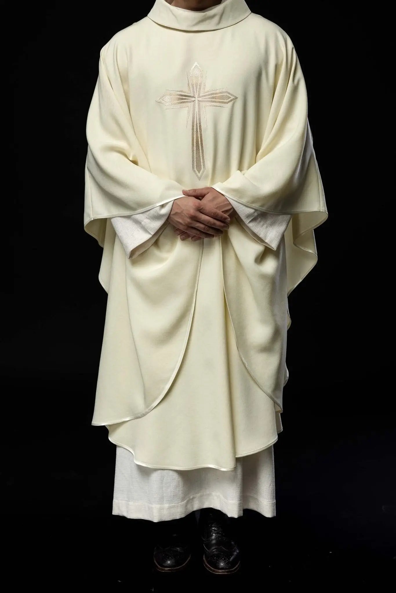 Chasuble brodée avec le motif de la Croix couleur écru
