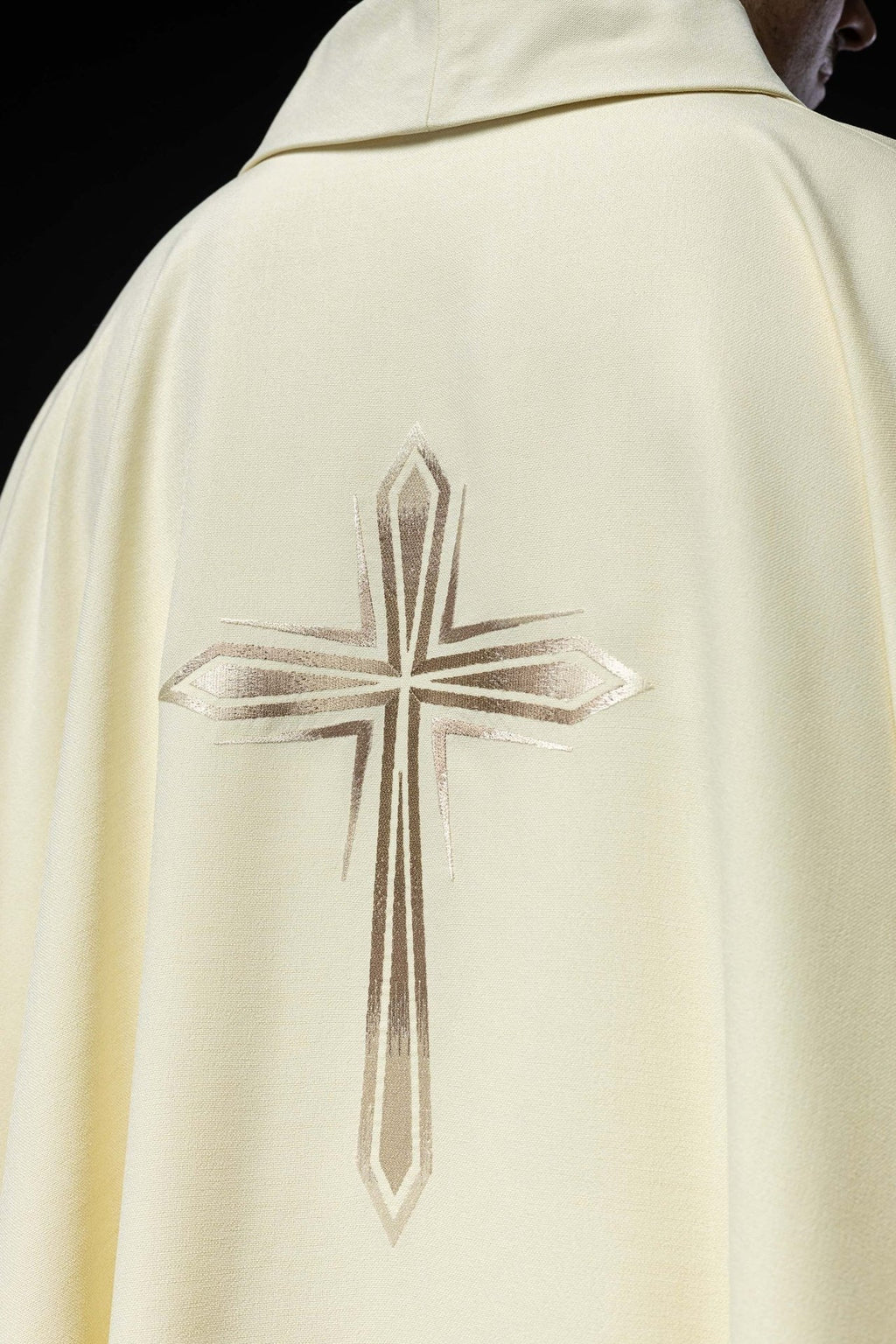 Ornat haftowany z wzorem Krzyża kolor ecru