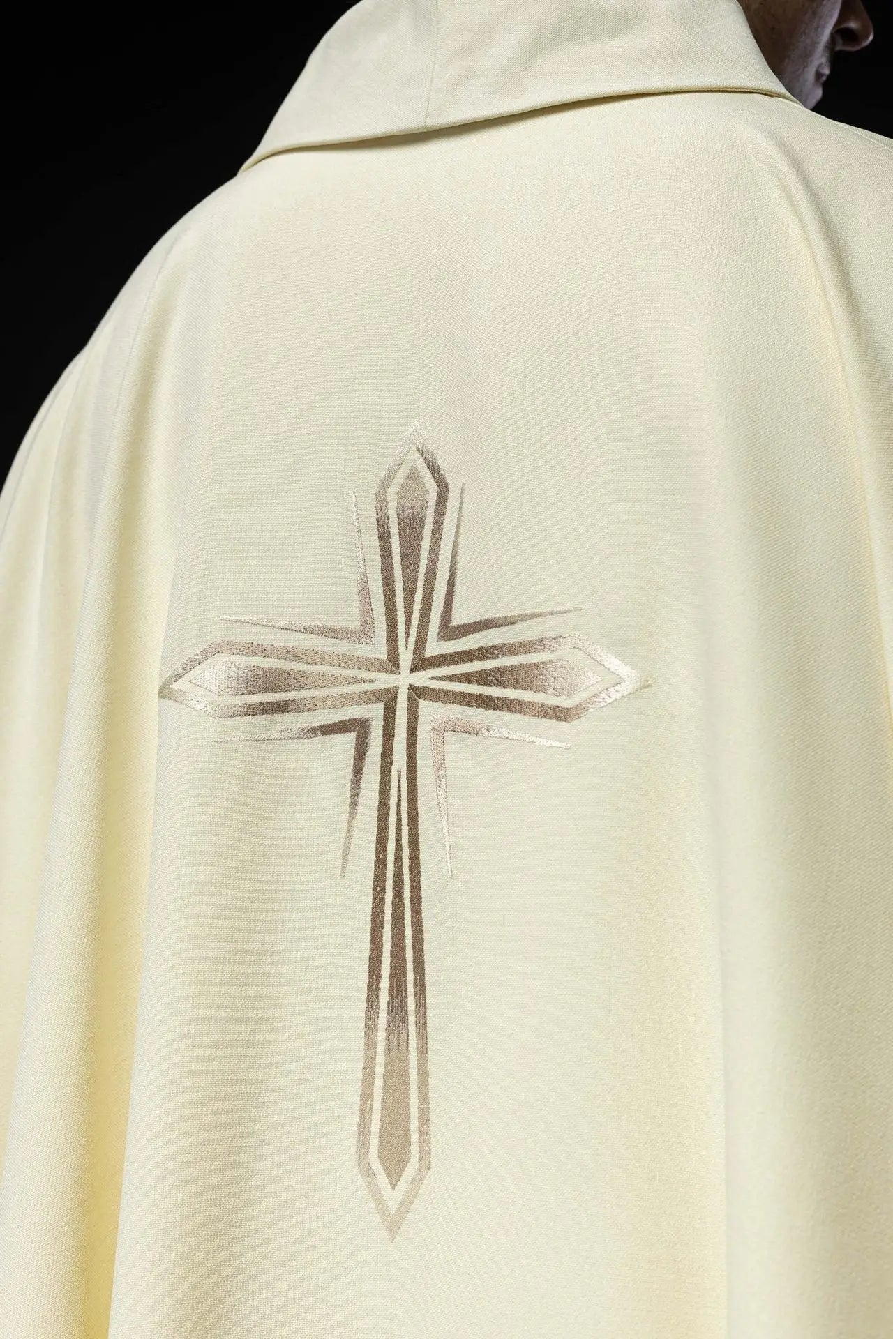 Chasuble brodée avec le motif de la Croix couleur écru