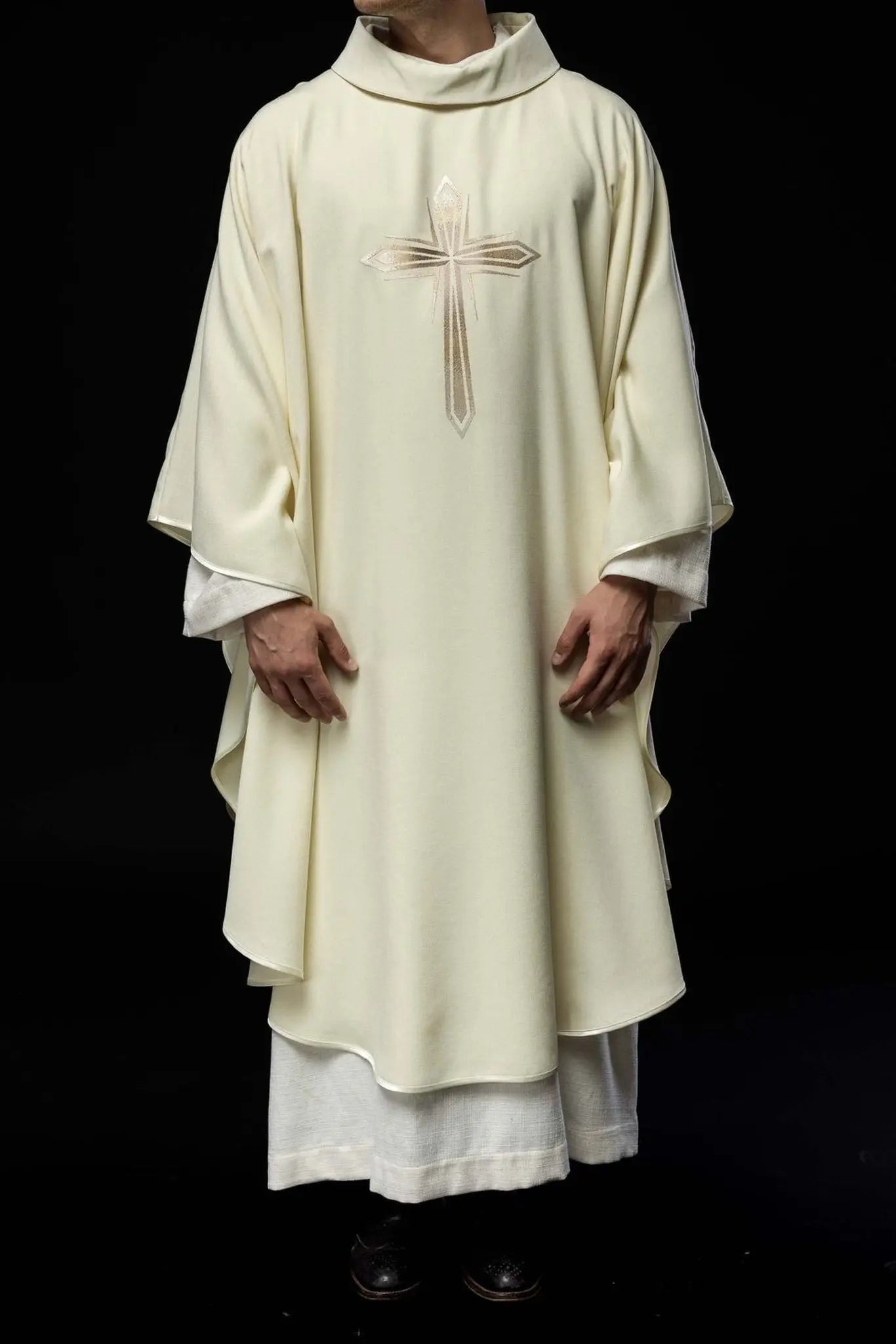 Chasuble brodée avec le motif de la Croix couleur écru