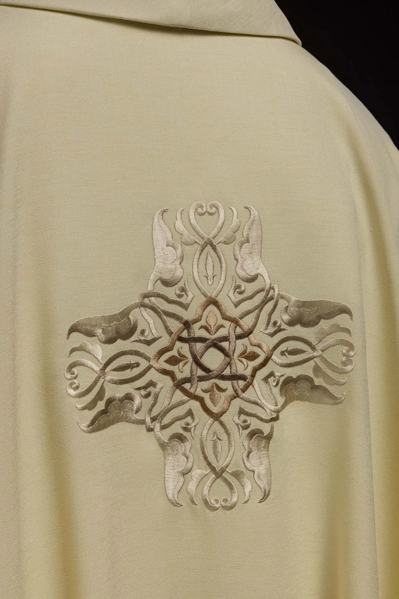 Chasuble brodée avec le motif de la Croix en écru