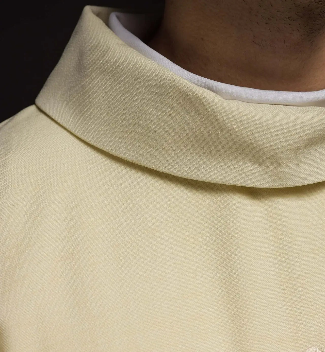 Chasuble brodée avec le motif de la Croix en écru