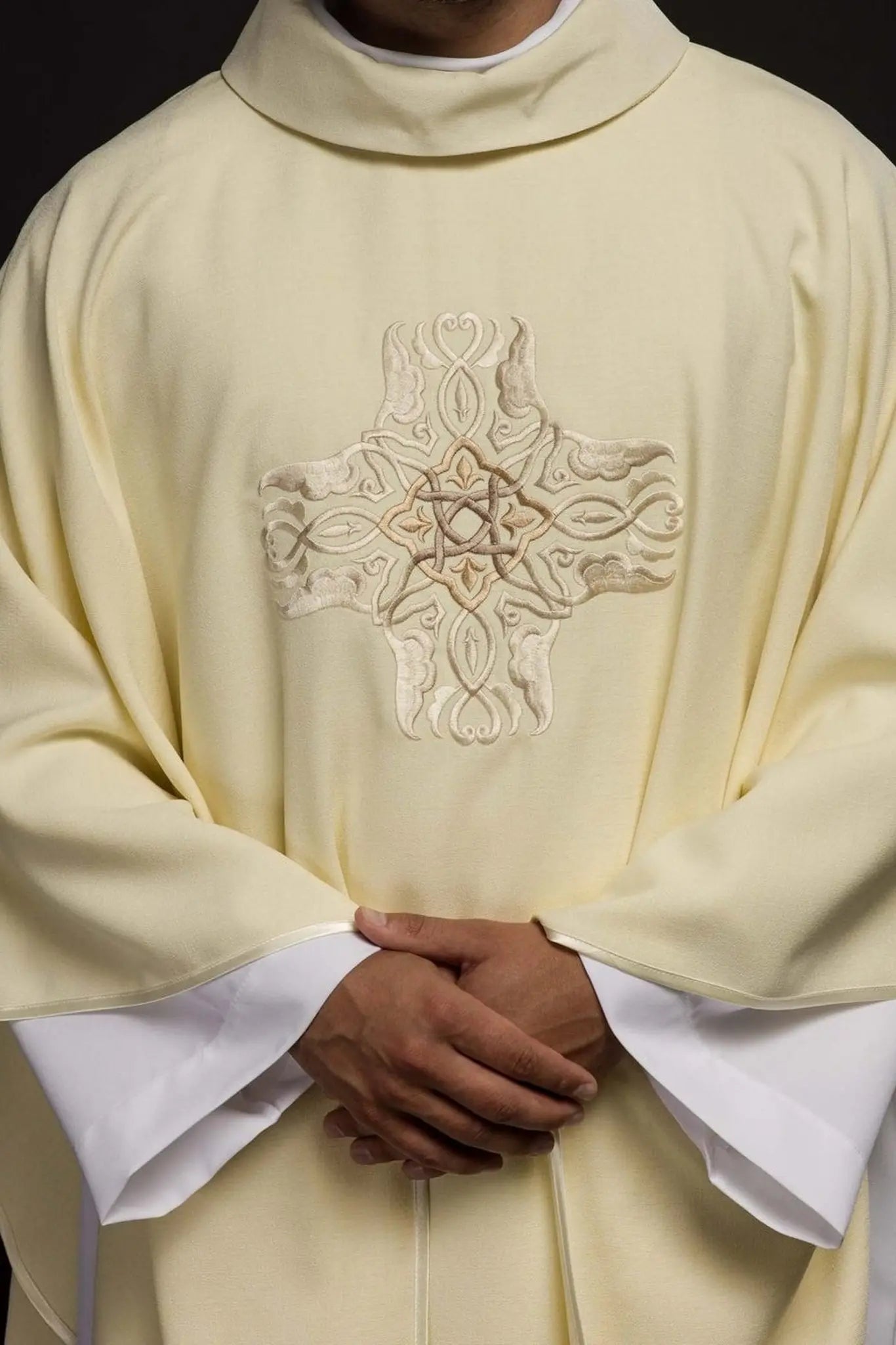 Chasuble brodée avec le motif de la Croix en écru