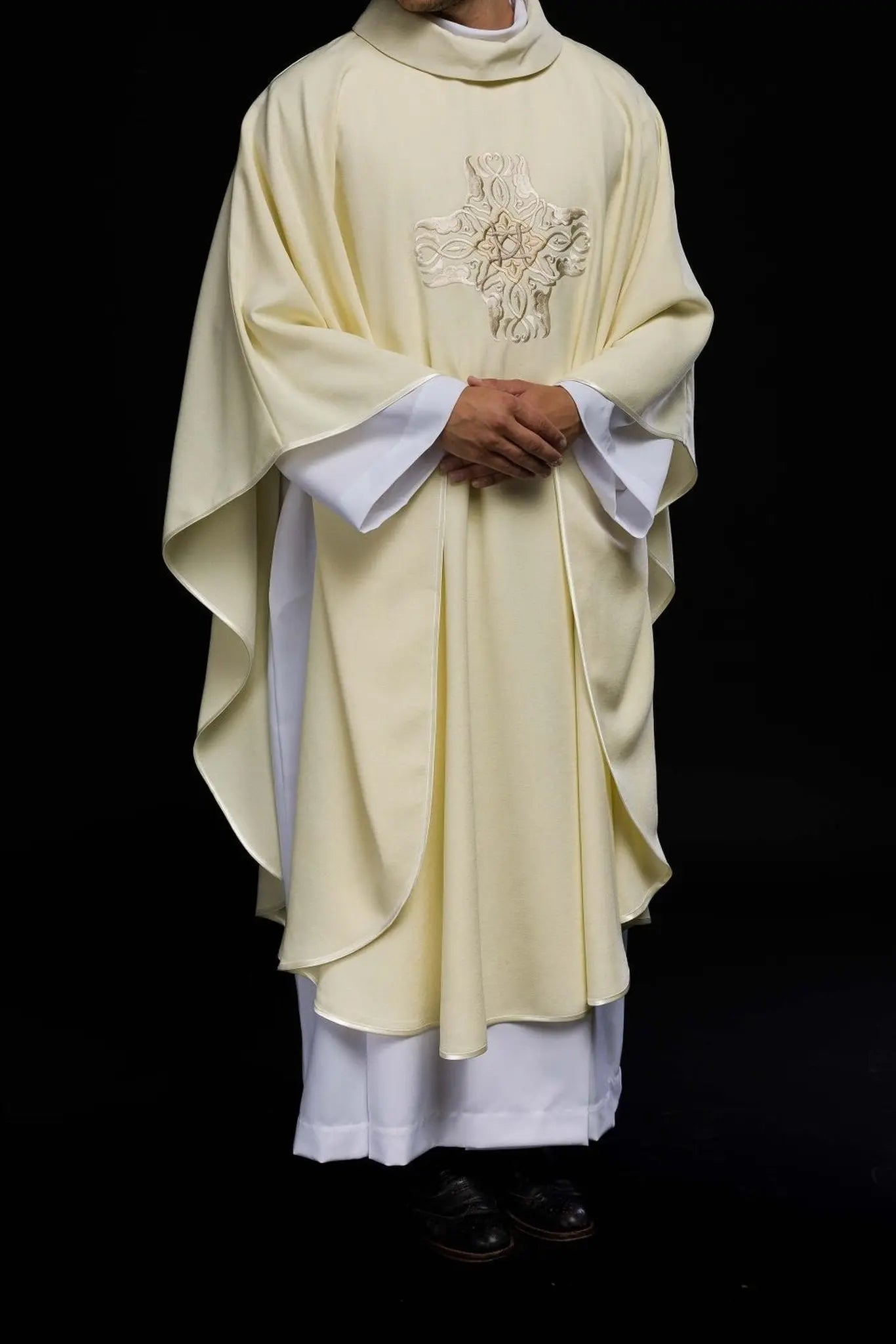 Chasuble brodée avec le motif de la Croix en écru