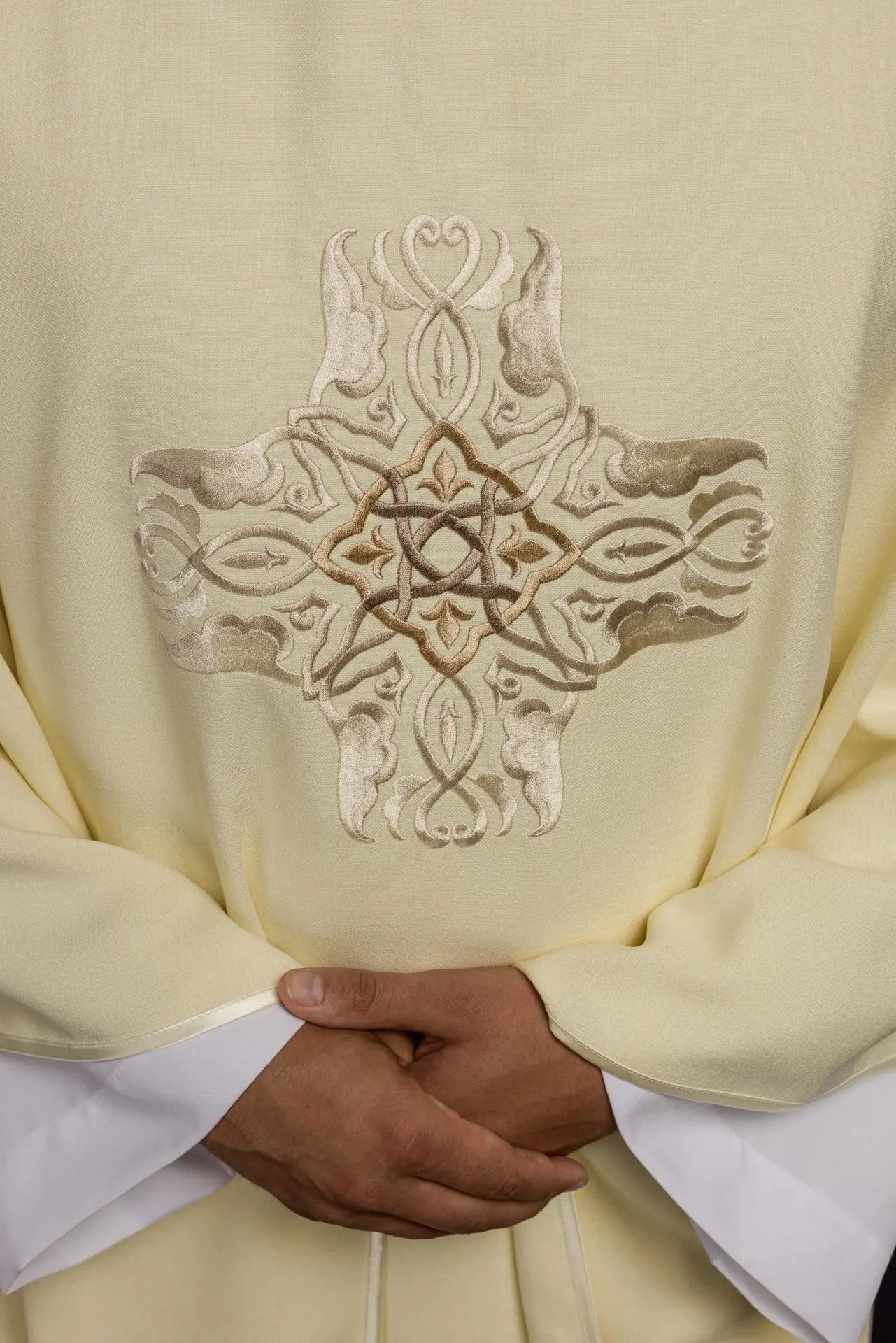 Chasuble brodée avec le motif de la Croix en écru