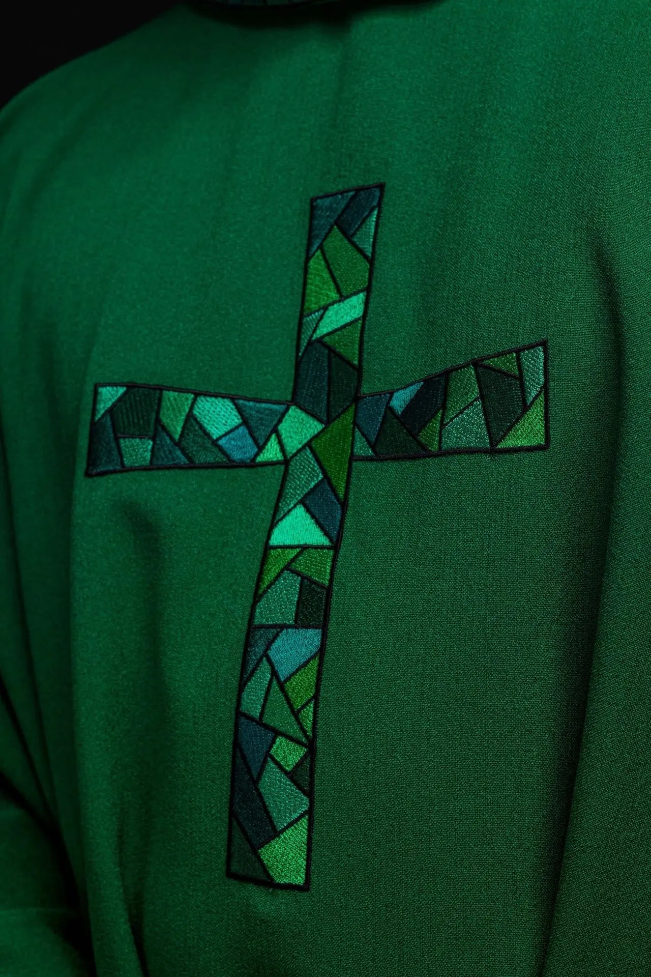 Chasuble brodée verte avec mosaïque de croix