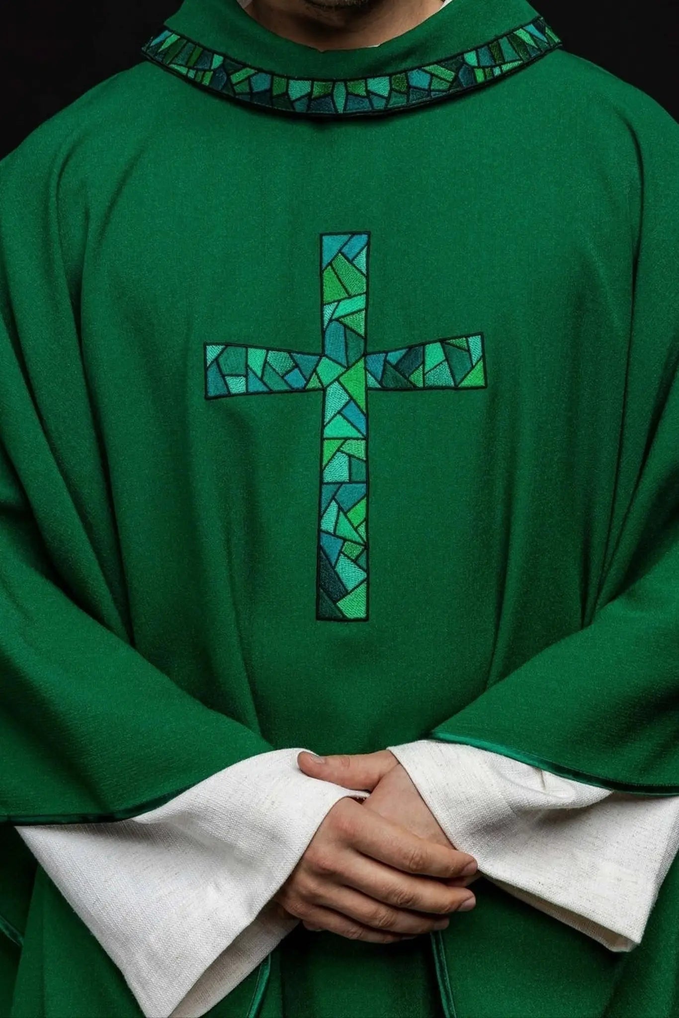 Chasuble brodée verte avec mosaïque de croix