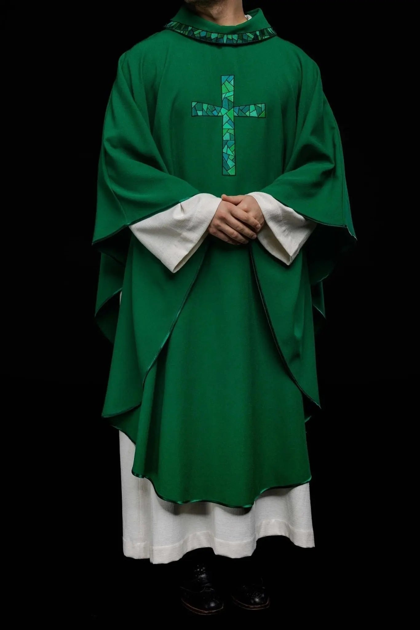 Chasuble brodée verte avec mosaïque de croix