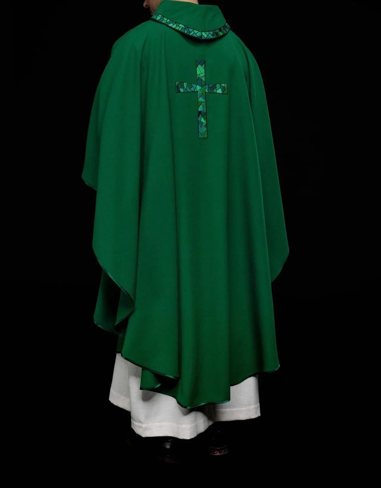 Chasuble brodée verte avec mosaïque de croix
