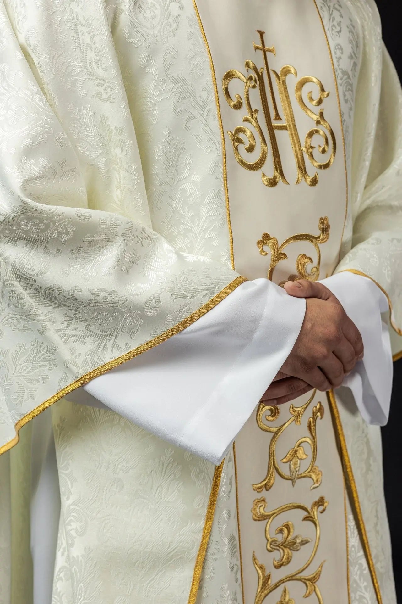 Chasuble liturgique écrue avec ceinture IHS richement décorée