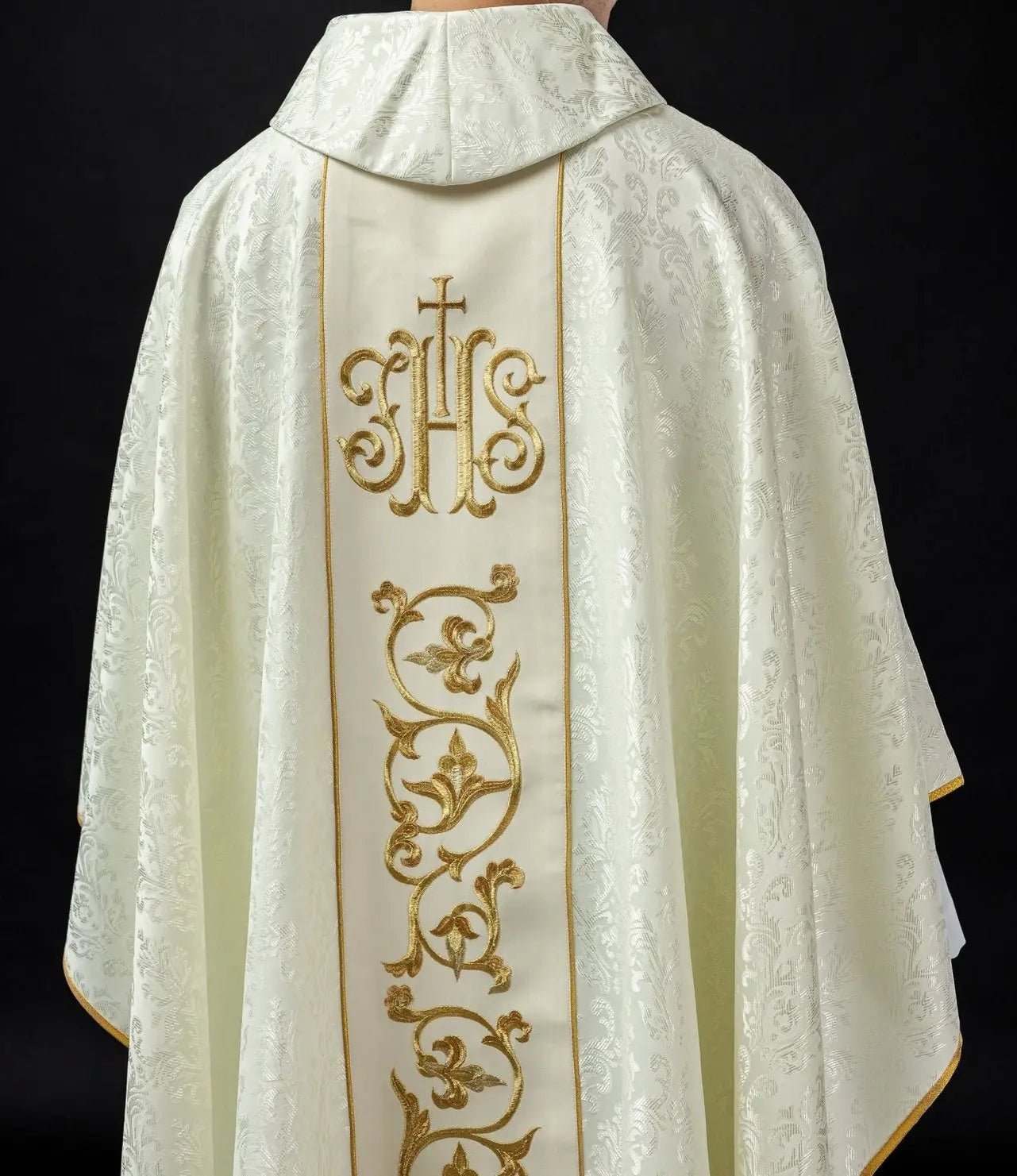 Chasuble liturgique écrue avec ceinture IHS richement décorée