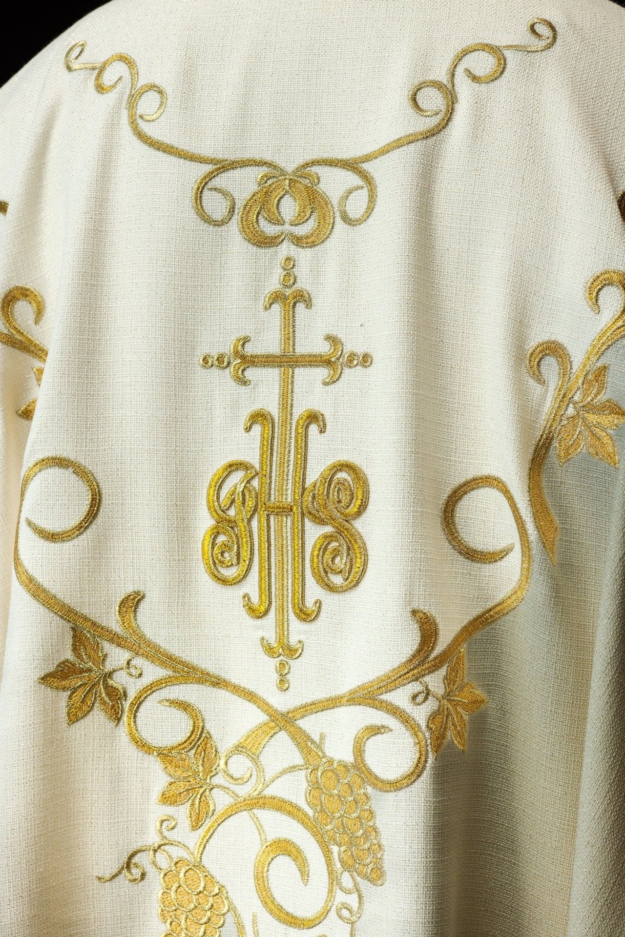 Ornat liturgiczny ecru zdobiony haftem IHS i winogronami
