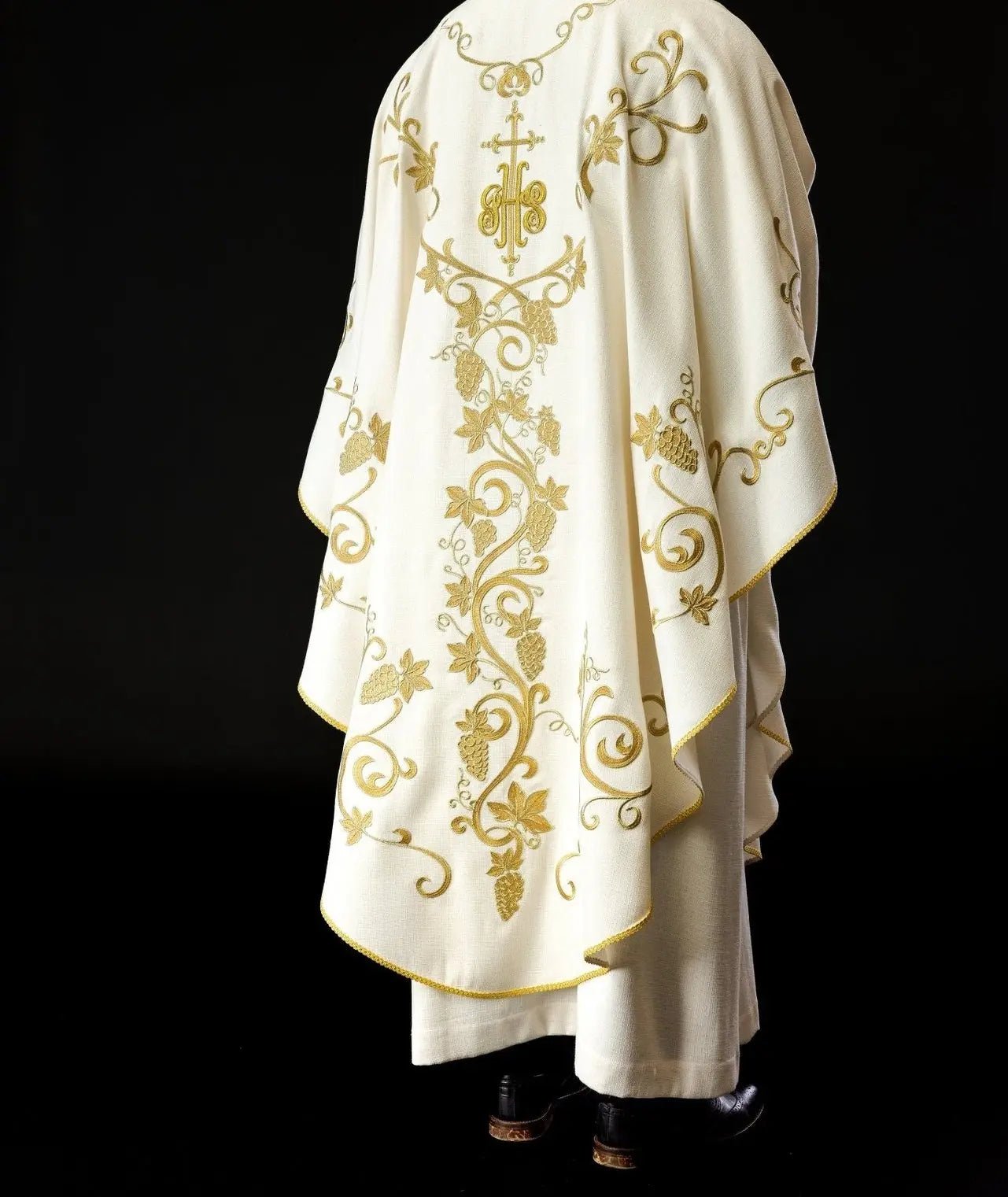 Chasuble liturgique brodée avec IHS et motifs de vigne en écru