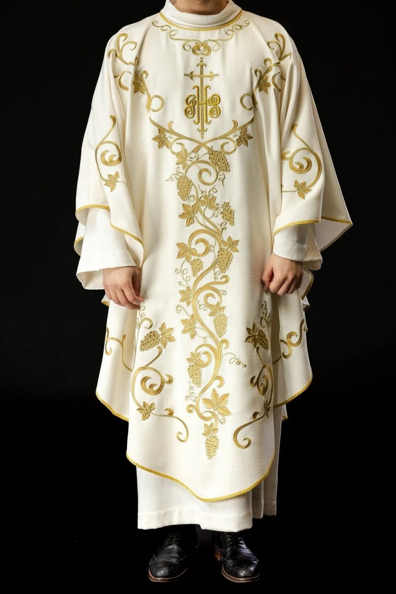 Chasuble liturgique brodée avec IHS et motifs de vigne en écru