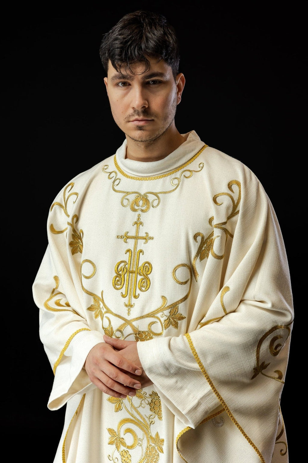 Ornat liturgiczny ecru zdobiony haftem IHS i winogronami