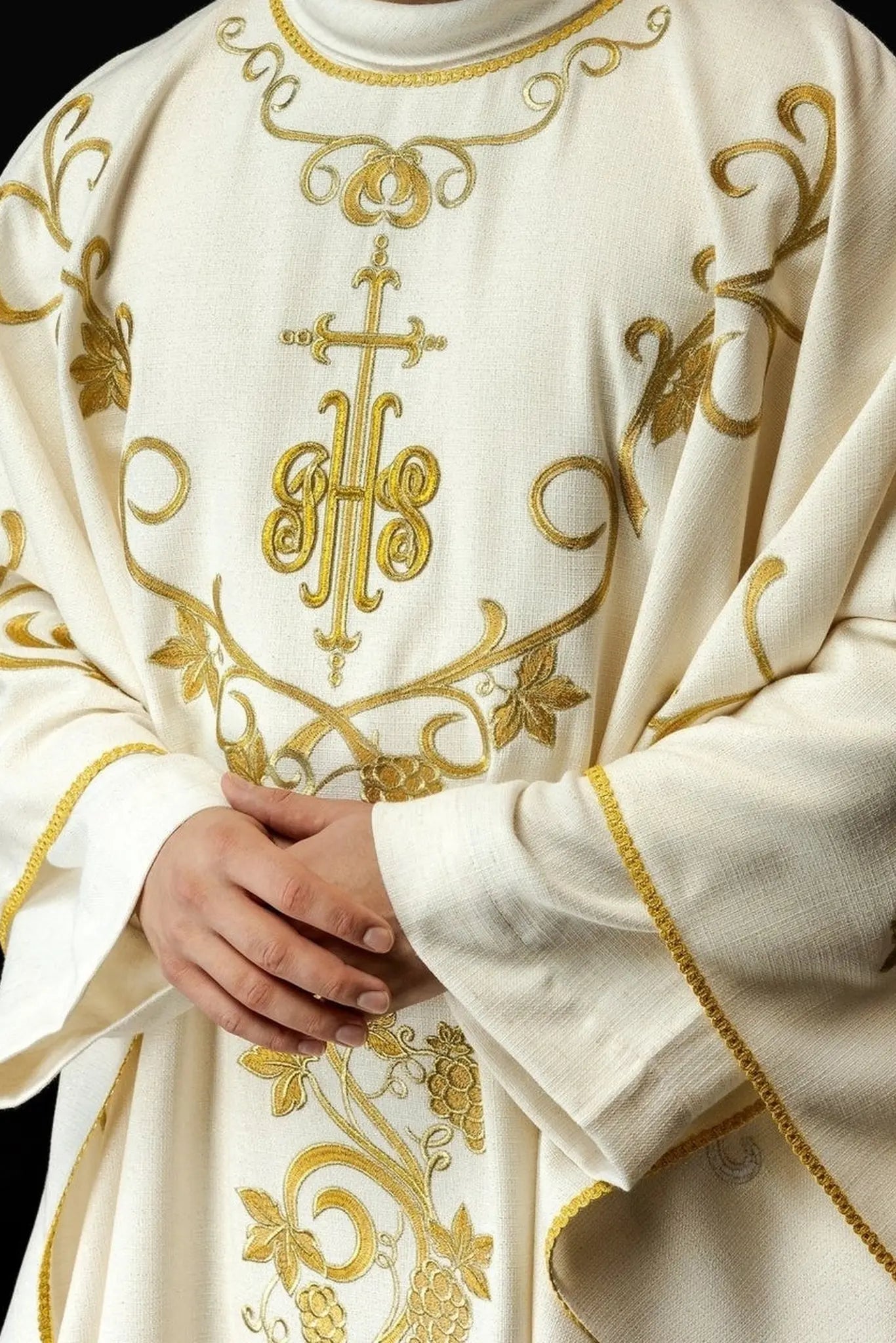Chasuble liturgique brodée avec IHS et motifs de vigne en écru