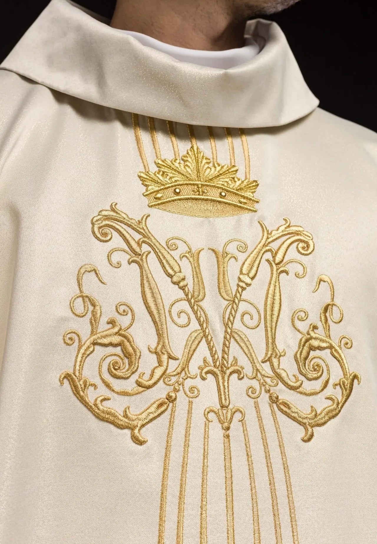 Chasuble liturgique mariale brillante avec pierres LE/7025 ÉCRU