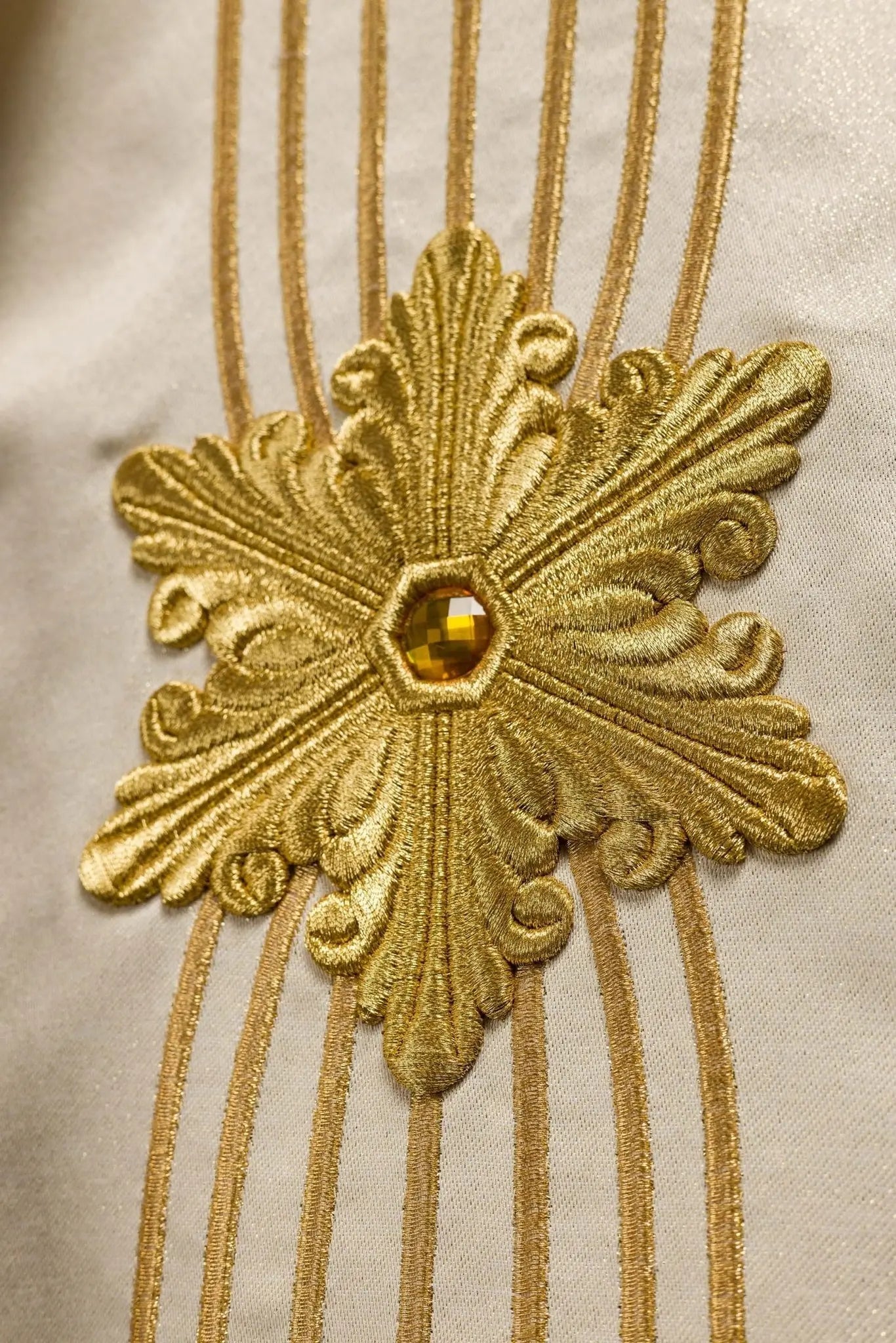 Chasuble liturgique mariale brillante avec pierres LE/7025 ÉCRU