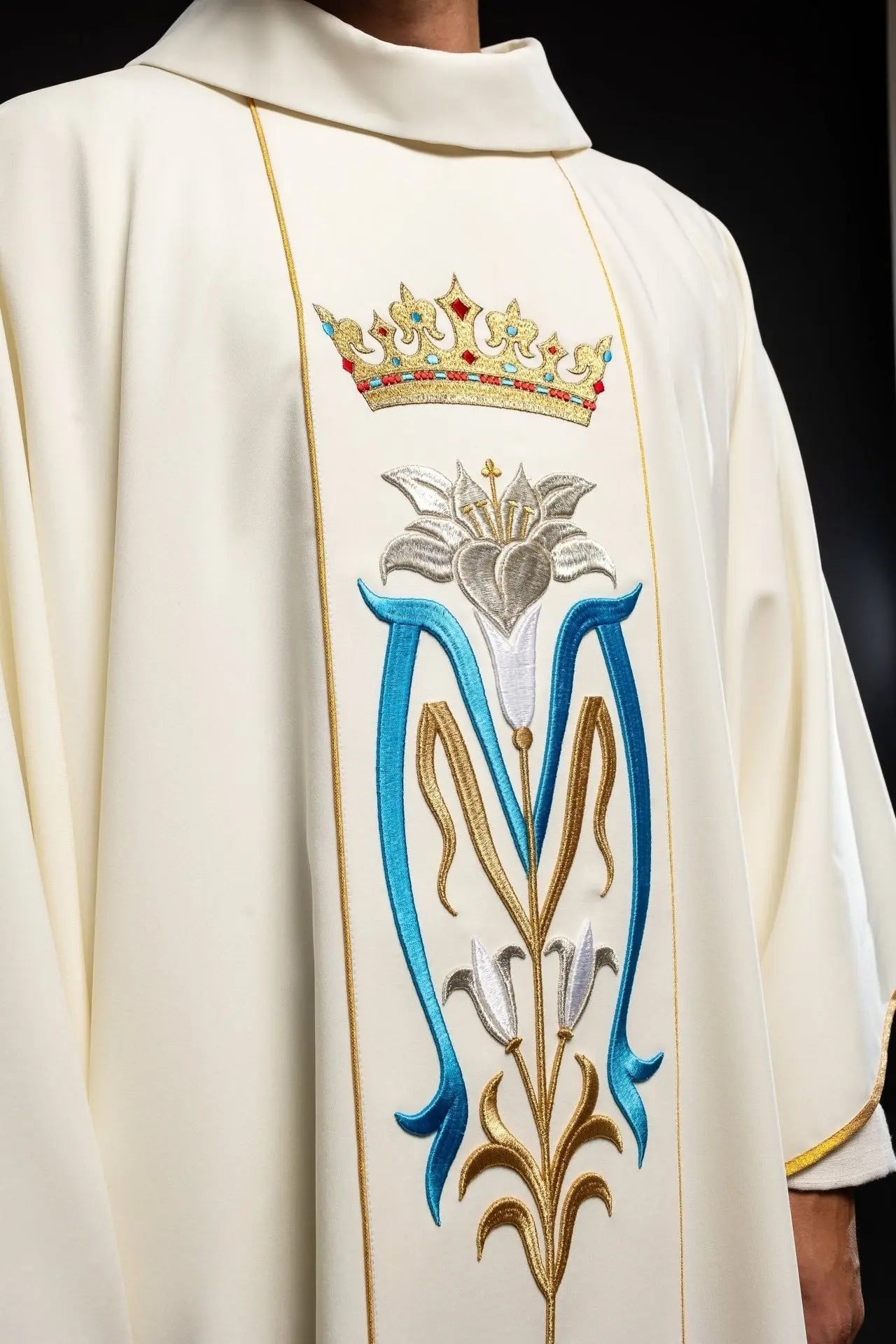 Chasuble liturgique mariale brodée avec couronne écrue