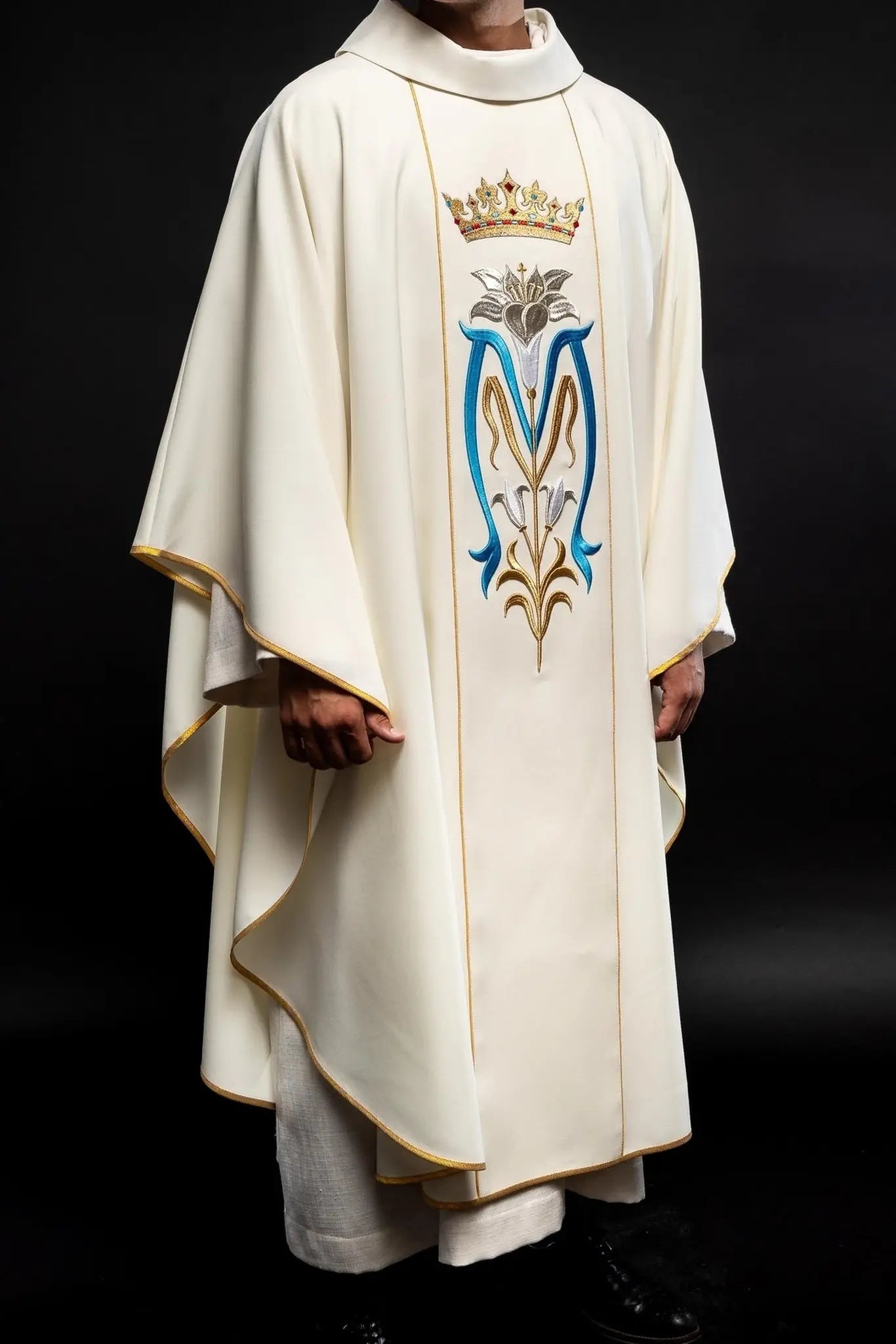 Chasuble liturgique mariale brodée avec couronne écrue