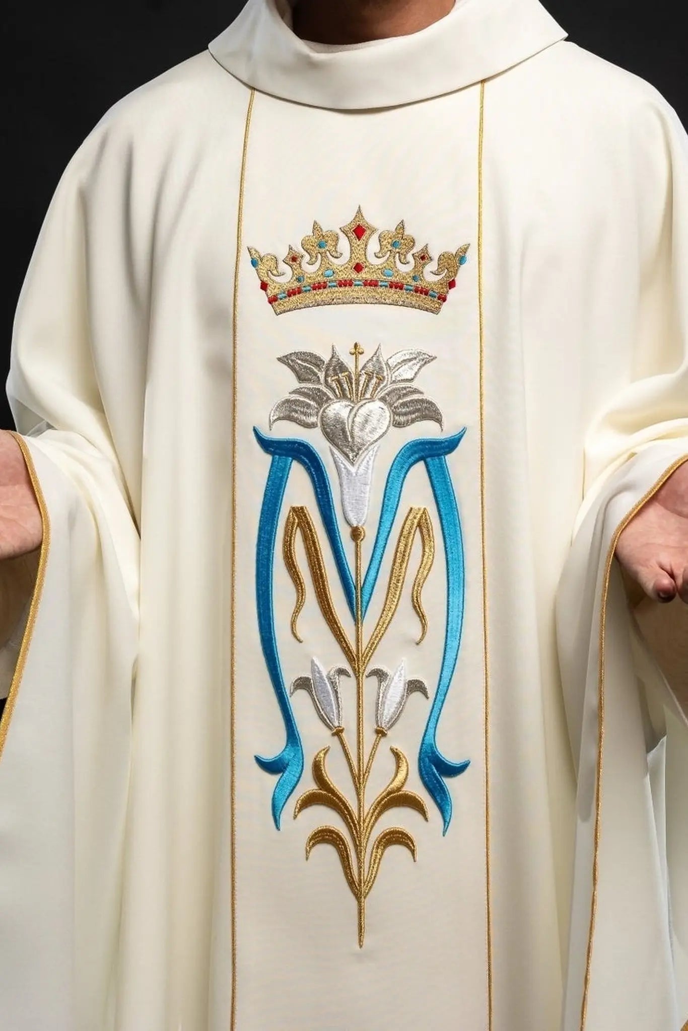 Chasuble liturgique mariale brodée avec couronne écrue