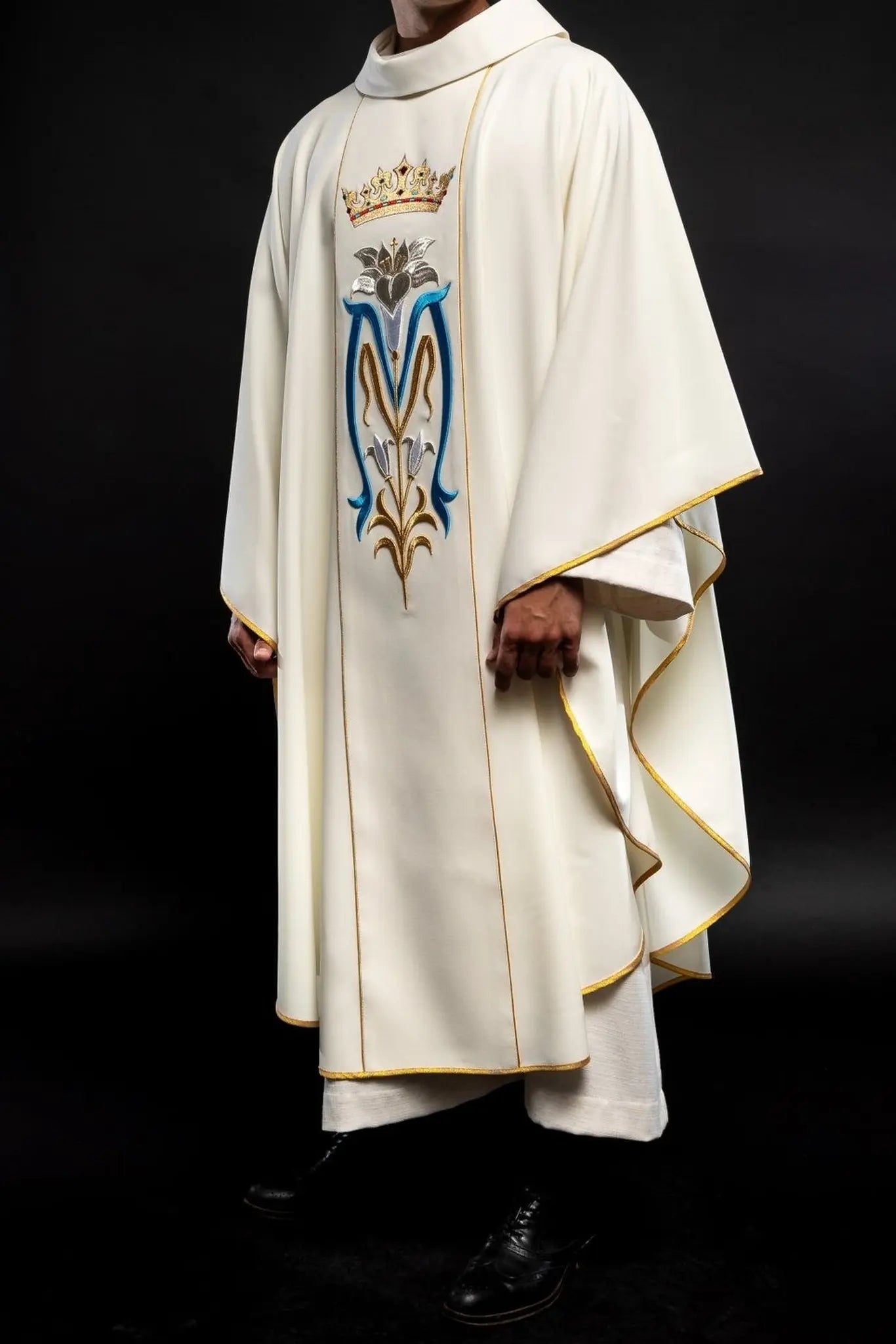 Chasuble liturgique mariale brodée avec couronne écrue